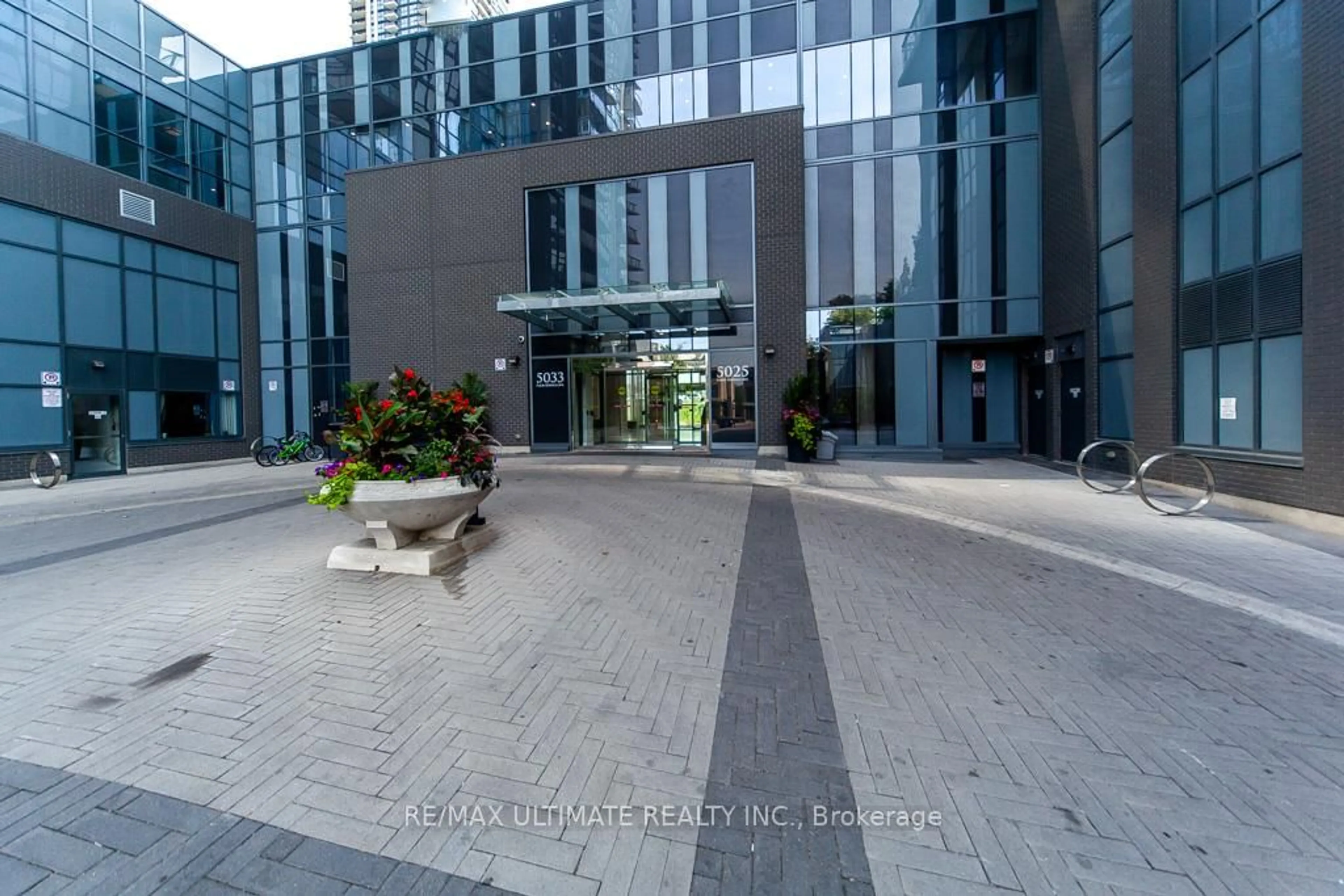 Indoor foyer for 5033 Four Springs Ave #512, Mississauga Ontario L5R 0G6