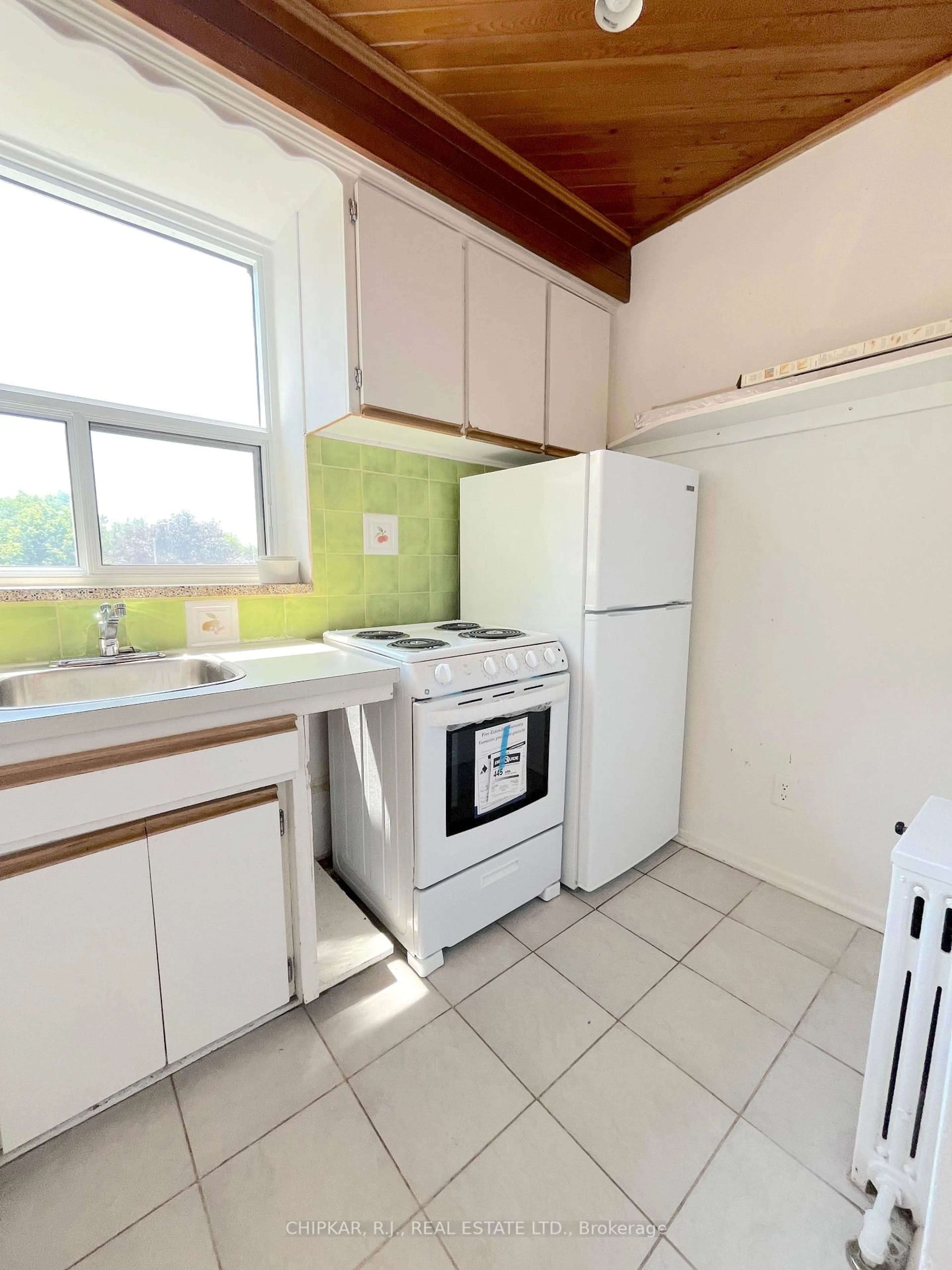 Standard kitchen, unknown for 2000 Bloor St #315, Toronto Ontario M6P 3L2