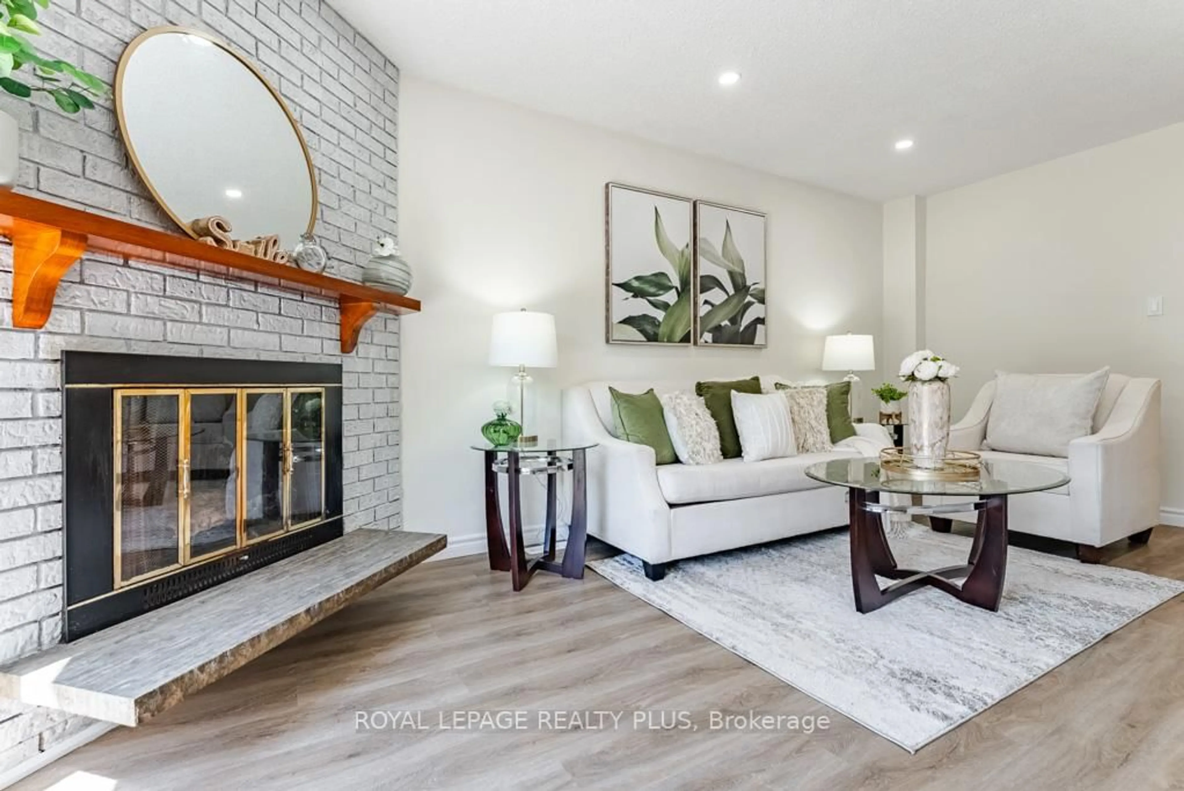 Living room with furniture, unknown for 3339 Council Ring Rd, Mississauga Ontario L5L 2A9