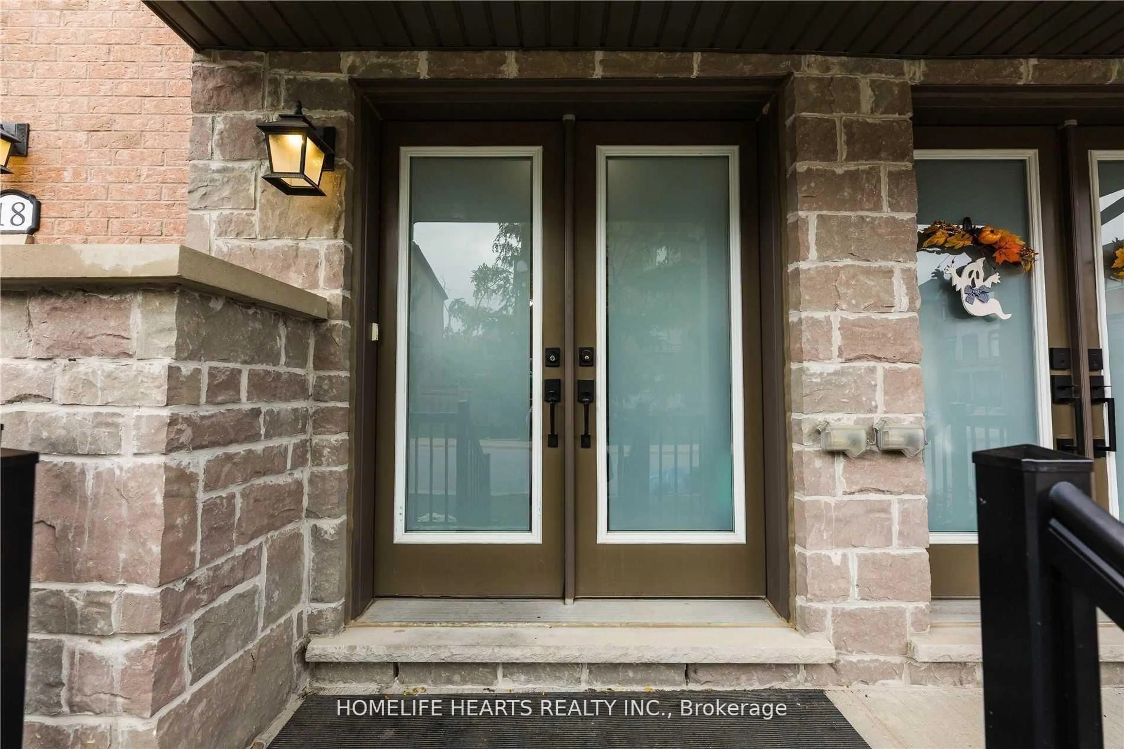 Indoor entryway for 18 Whitehorn Lane, Halton Hills Ontario L7G 0K1