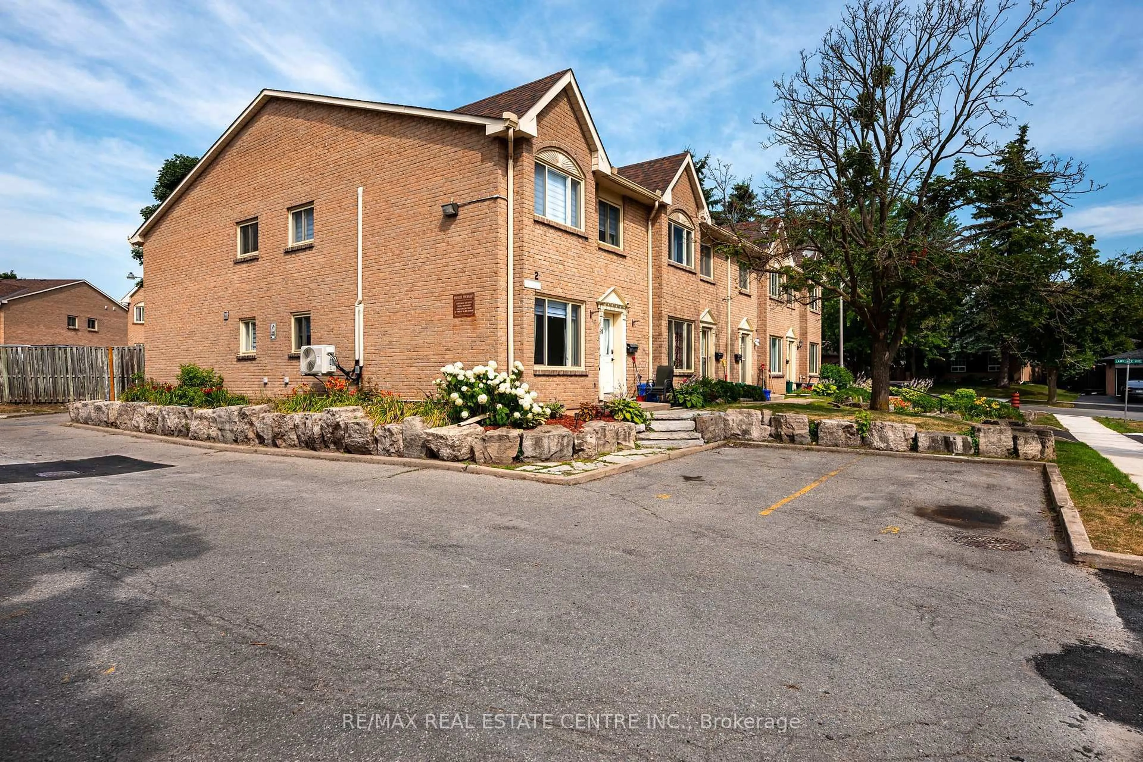 A pic from outside/outdoor area/front of a property/back of a property/a pic from drone, unknown for 2 Cedar Dr #5, Orangeville Ontario L9W 2X6