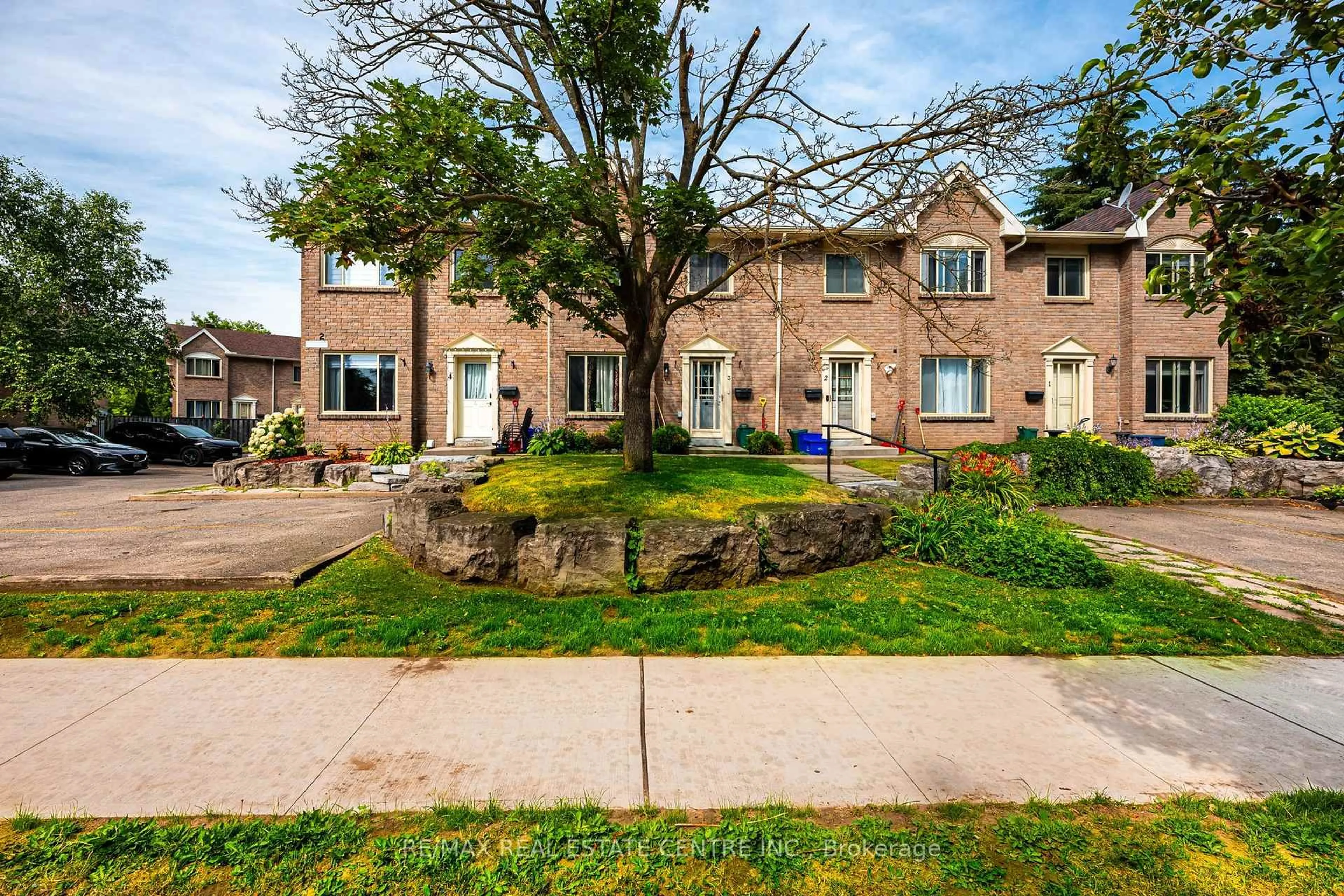 A pic from outside/outdoor area/front of a property/back of a property/a pic from drone, street for 2 Cedar Dr #5, Orangeville Ontario L9W 2X6