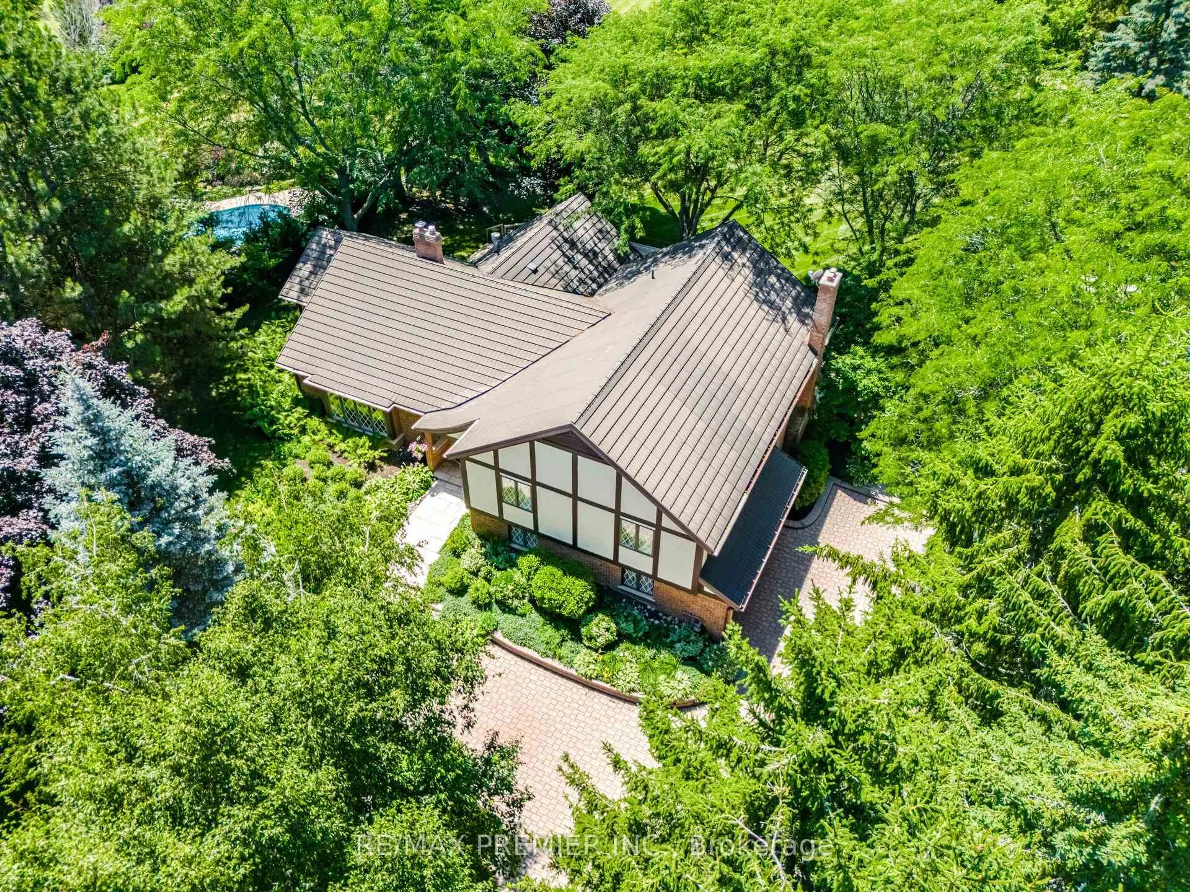 A pic from outside/outdoor area/front of a property/back of a property/a pic from drone, unknown for 18 Ingleview Dr, Caledon Ontario L7C 1P3