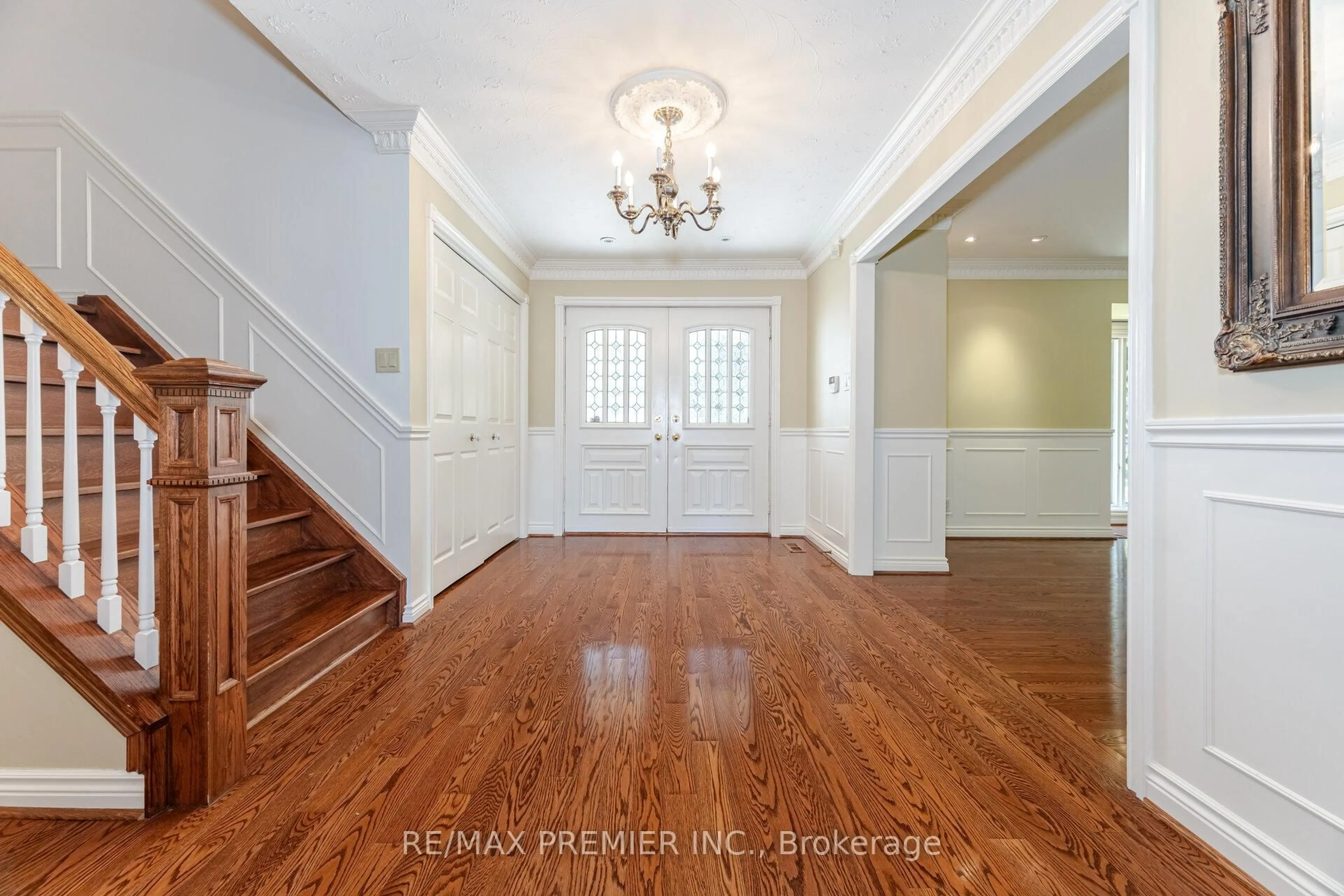 Indoor foyer for 18 Ingleview Dr, Caledon Ontario L7C 1P3