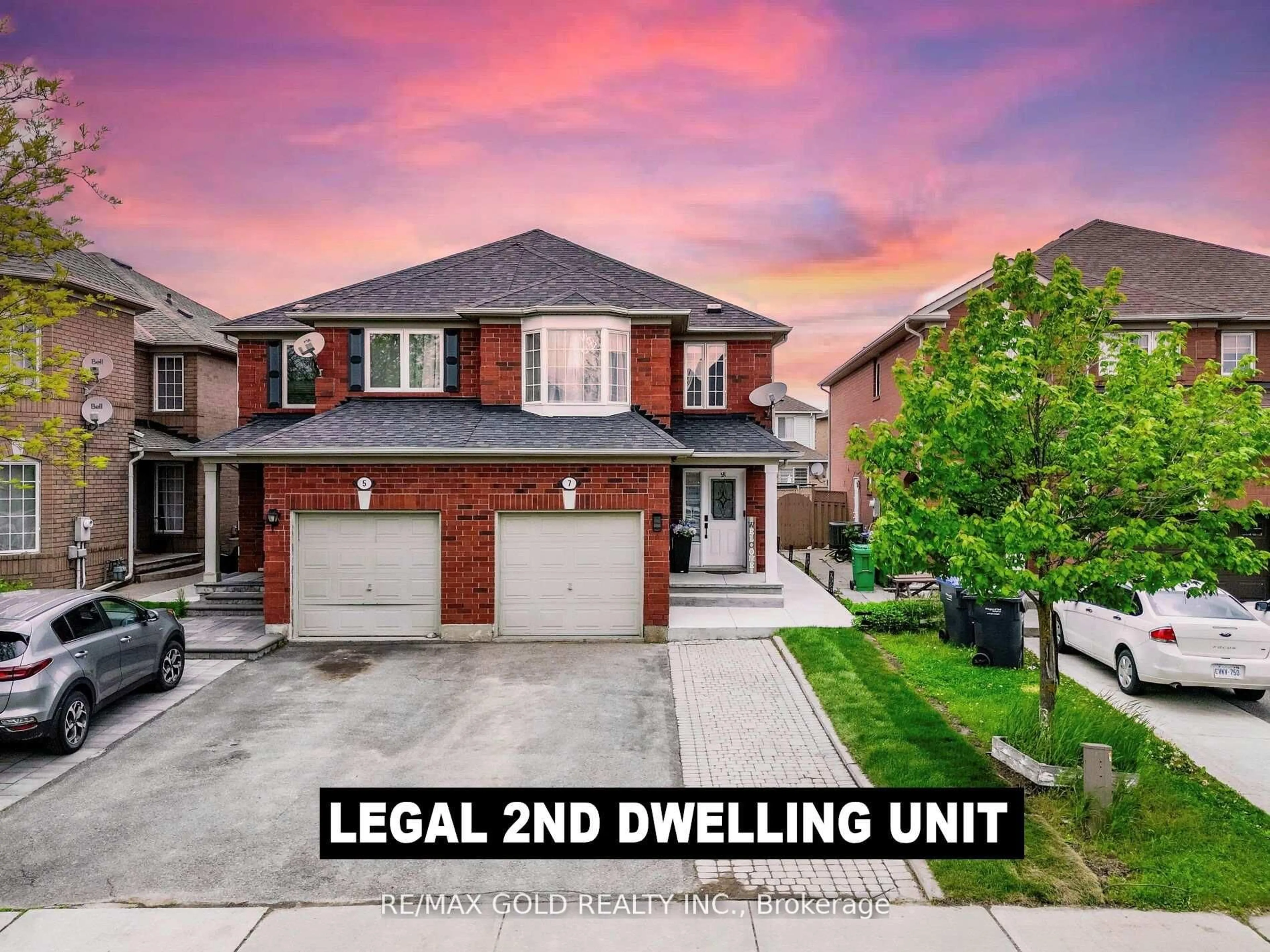 A pic from outside/outdoor area/front of a property/back of a property/a pic from drone, street for 7 Dunlop Crt, Brampton Ontario L6X 4Z8