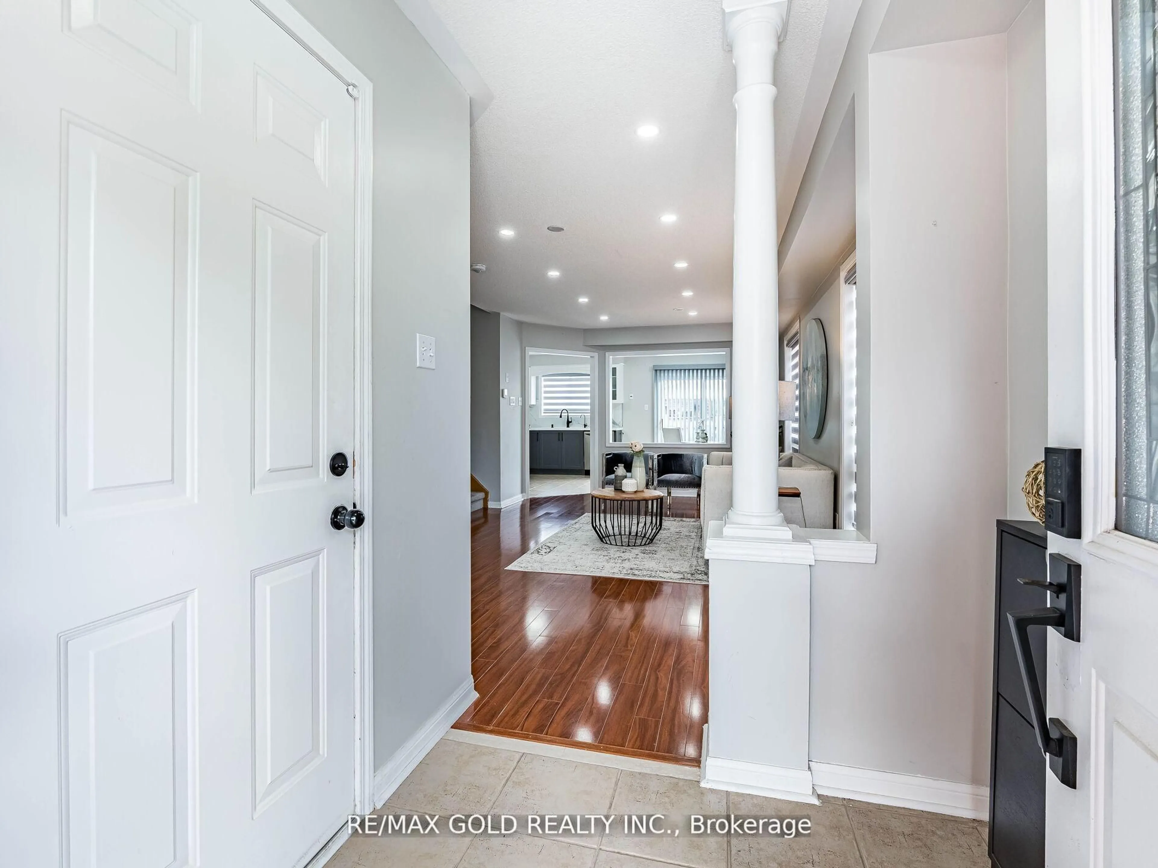 Indoor entryway for 7 Dunlop Crt, Brampton Ontario L6X 4Z8