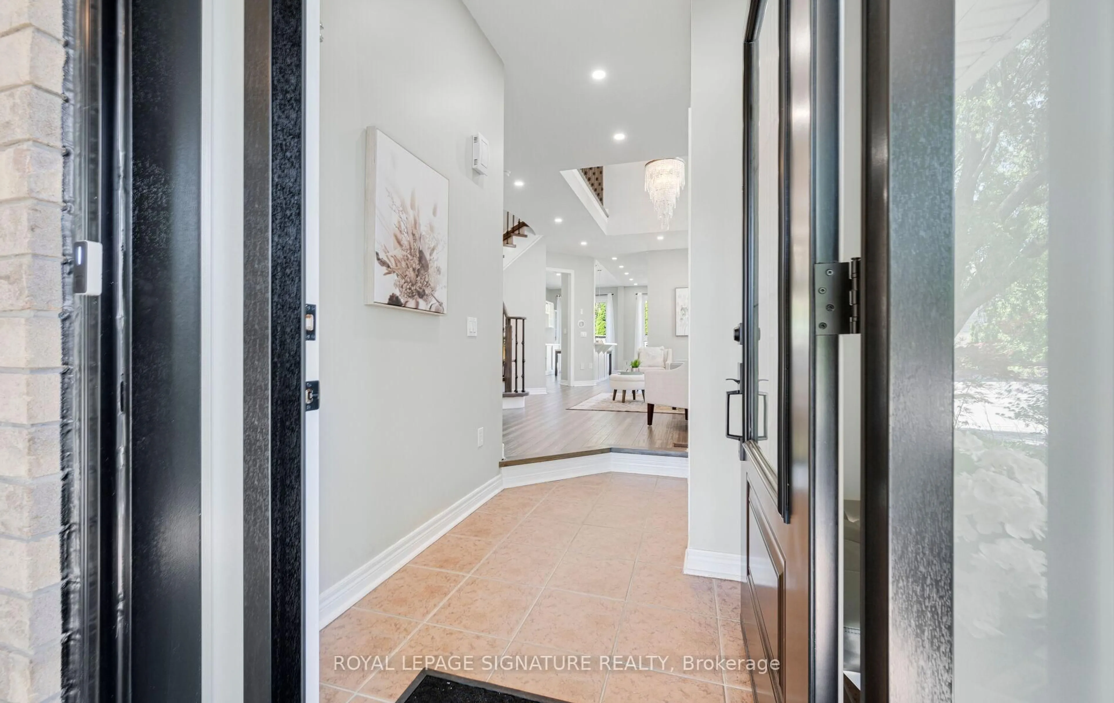Indoor entryway for 5675 Raleigh St, Mississauga Ontario L5M 7E6