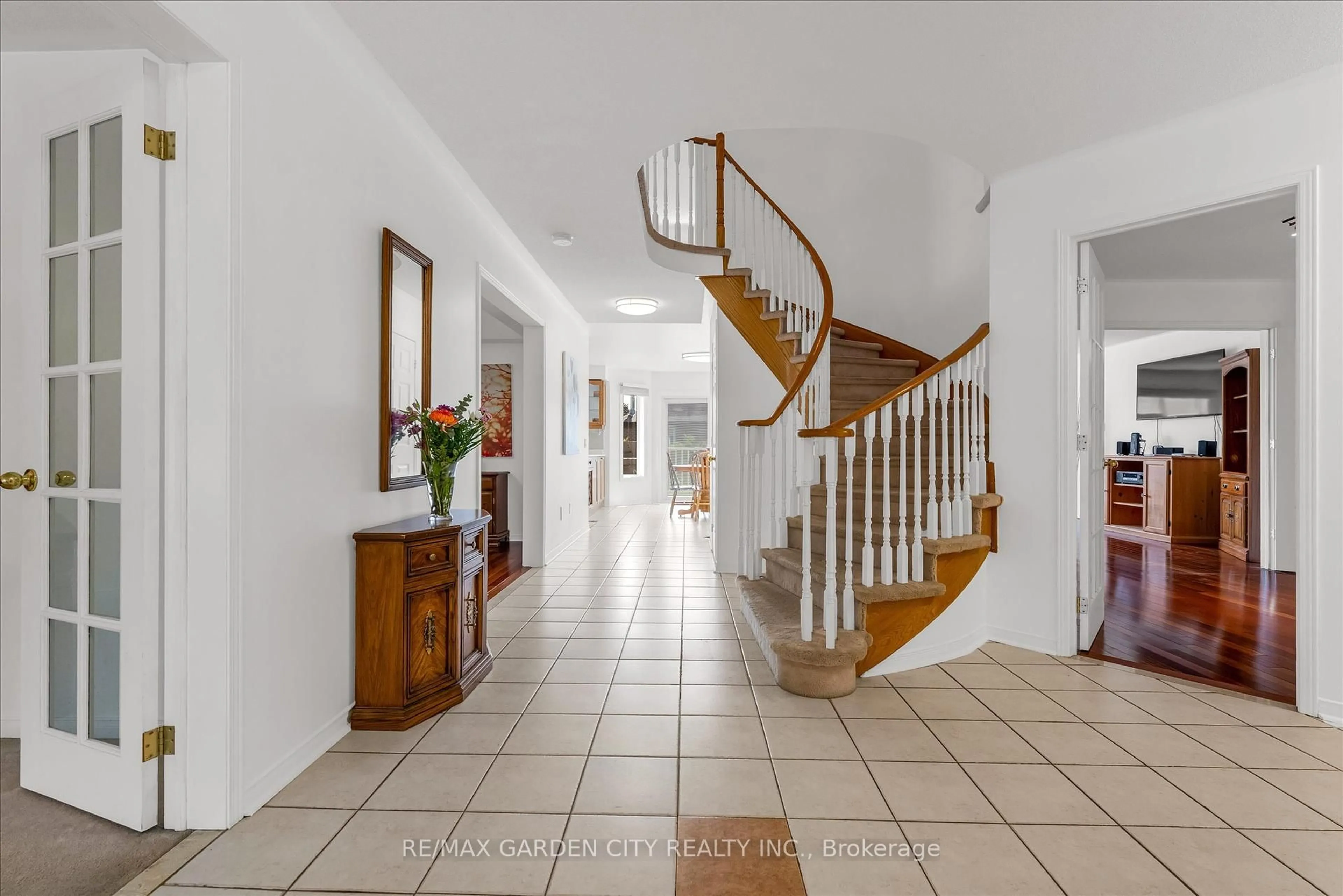 Indoor foyer for 1364 Tinsmith Lane, Oakville Ontario L6M 3C8