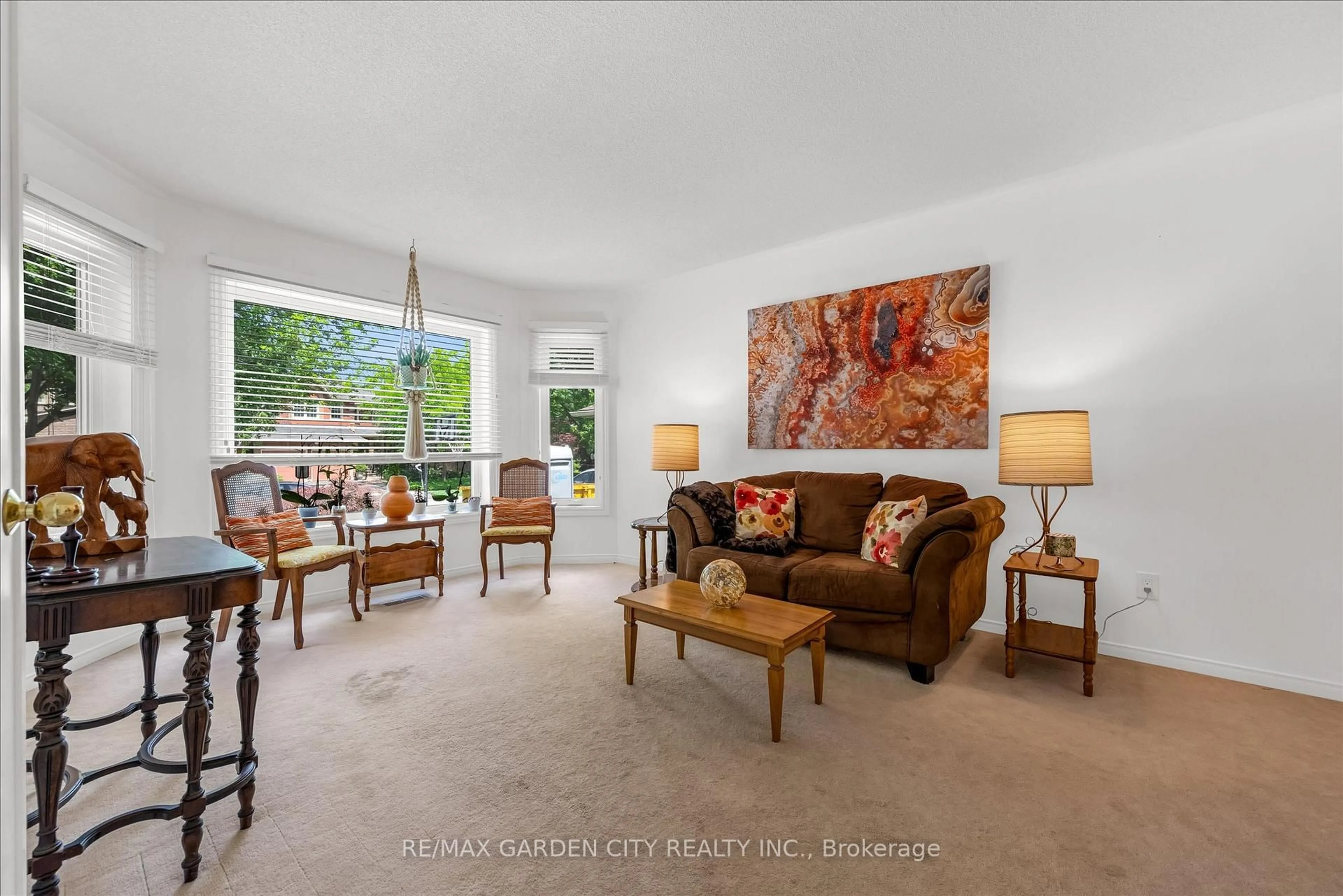 Living room with furniture, unknown for 1364 Tinsmith Lane, Oakville Ontario L6M 3C8