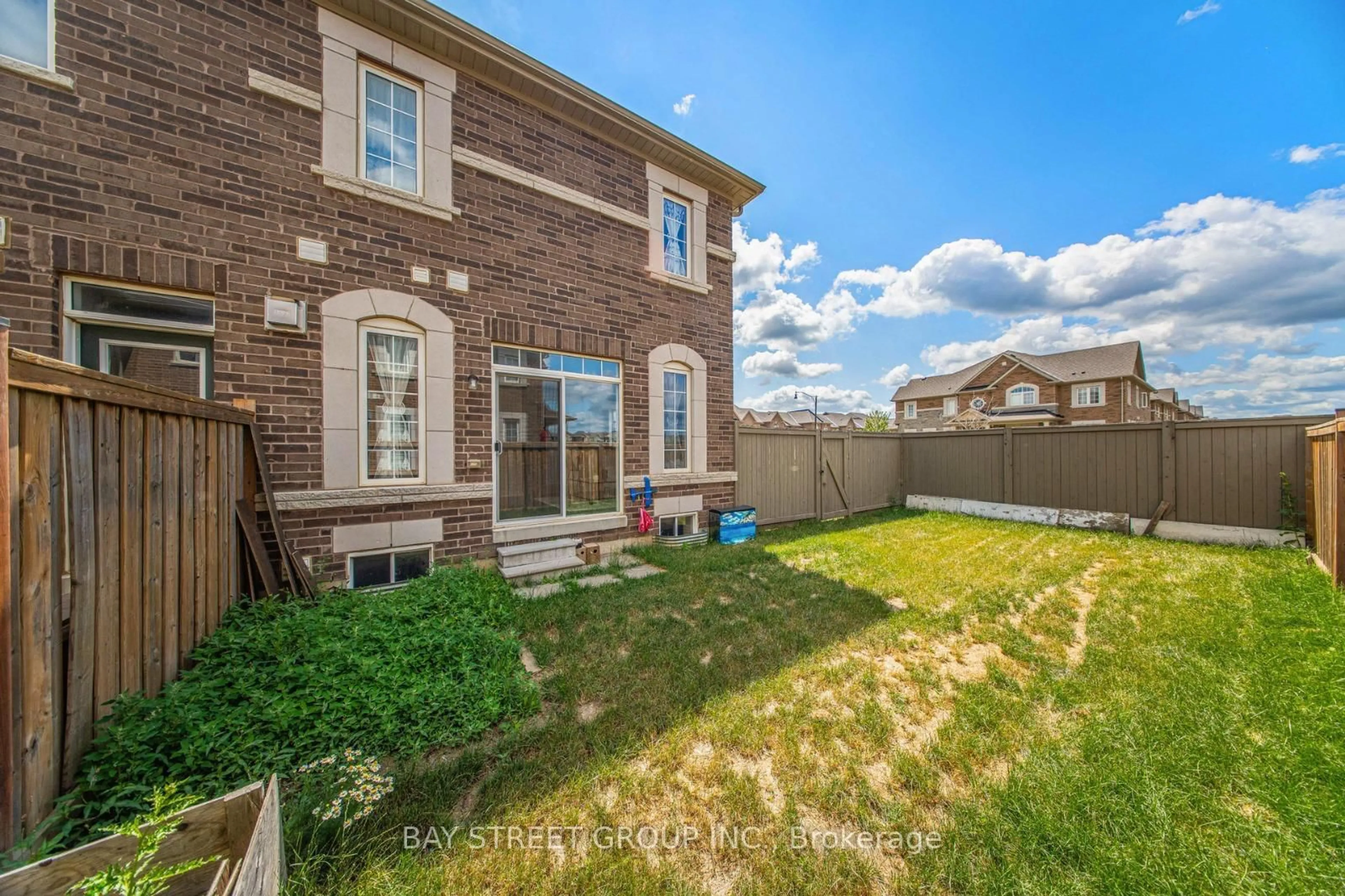 Unknown for 273 Veterans Dr, Brampton Ontario L7A 4M5