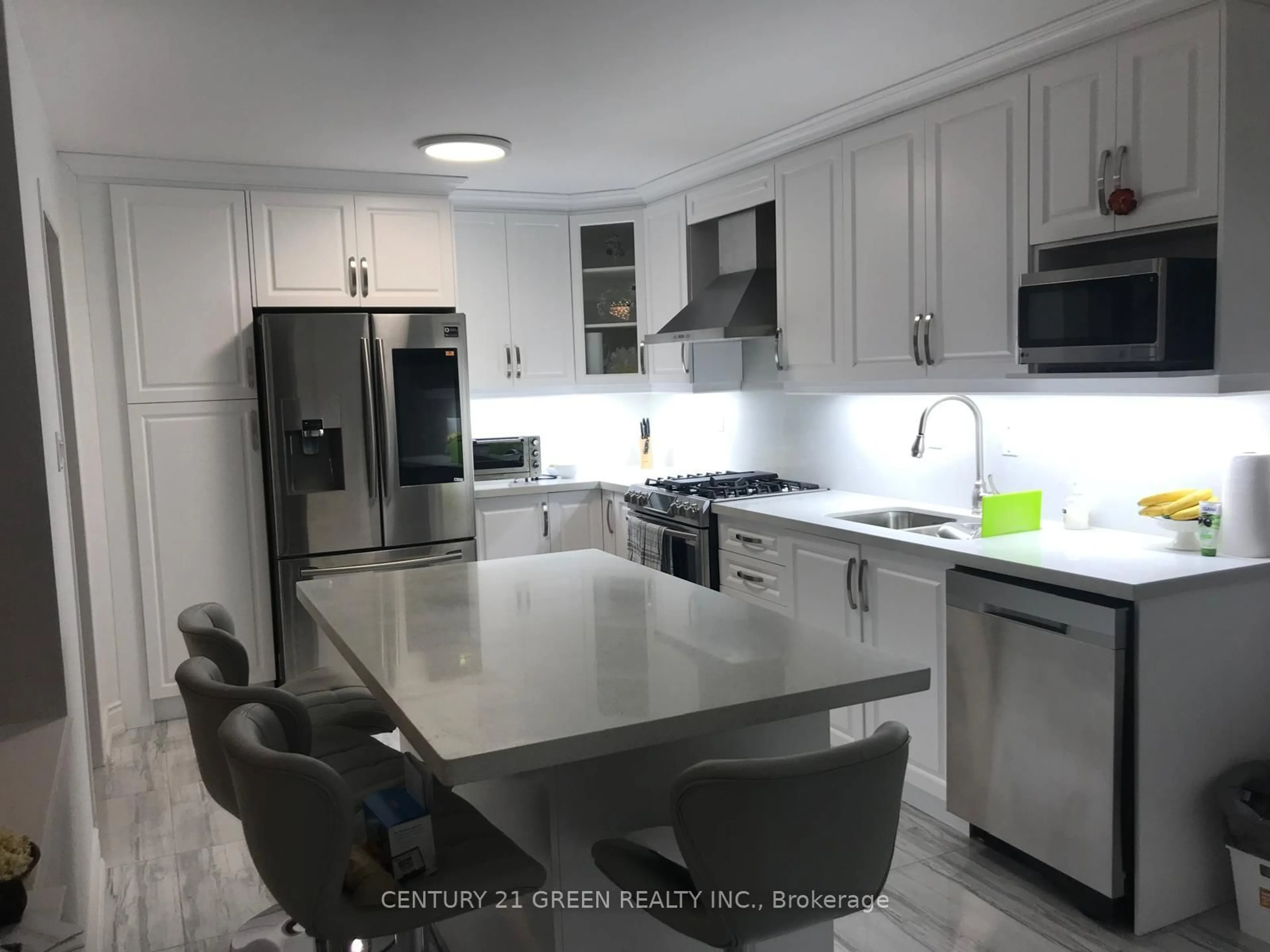 Open concept kitchen, ceramic/tile floor for 62 Lanewood St, Brampton Ontario L6R 2C4