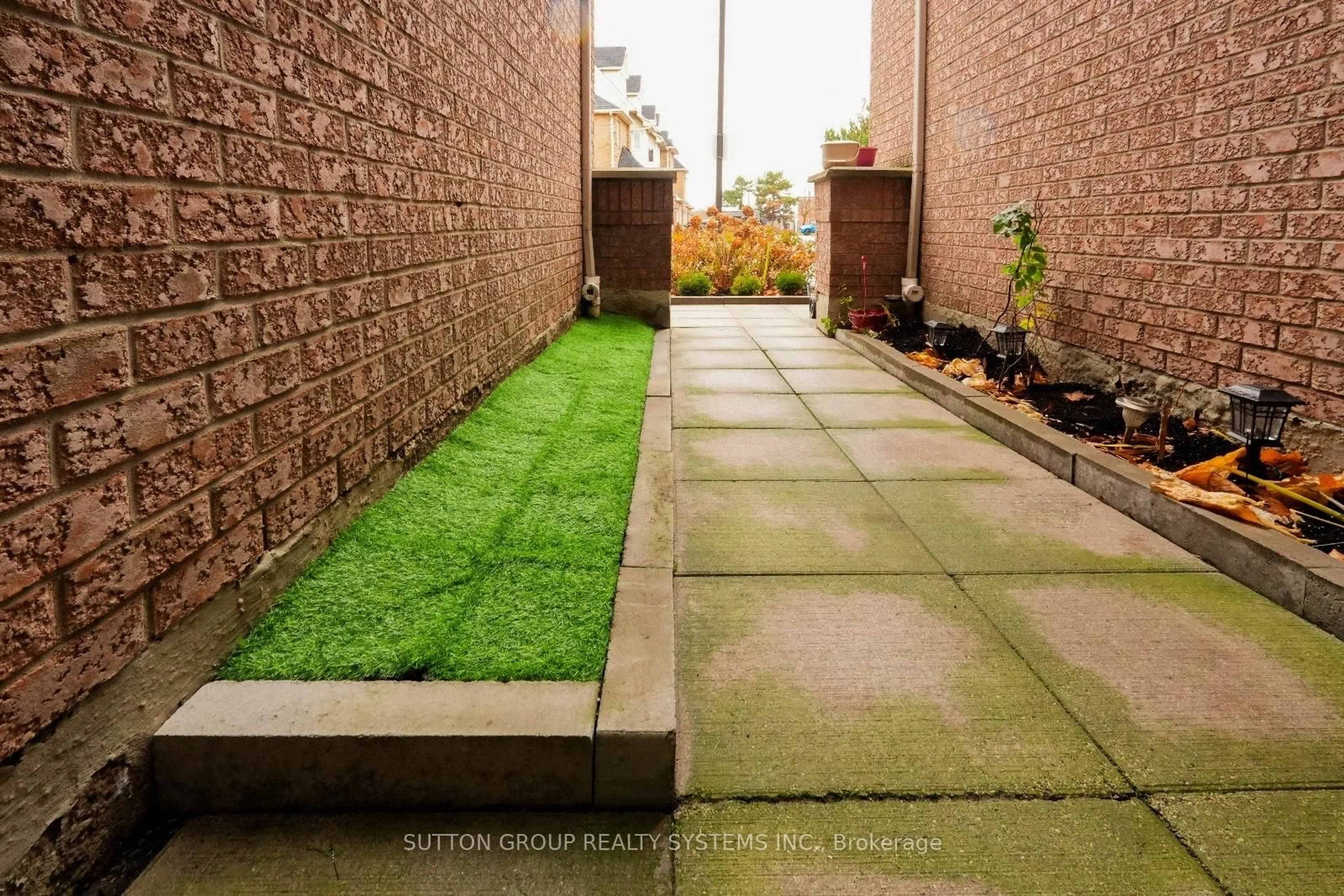 Patio, street for 60 Barondale Dr #255, Mississauga Ontario L4Z 3N8