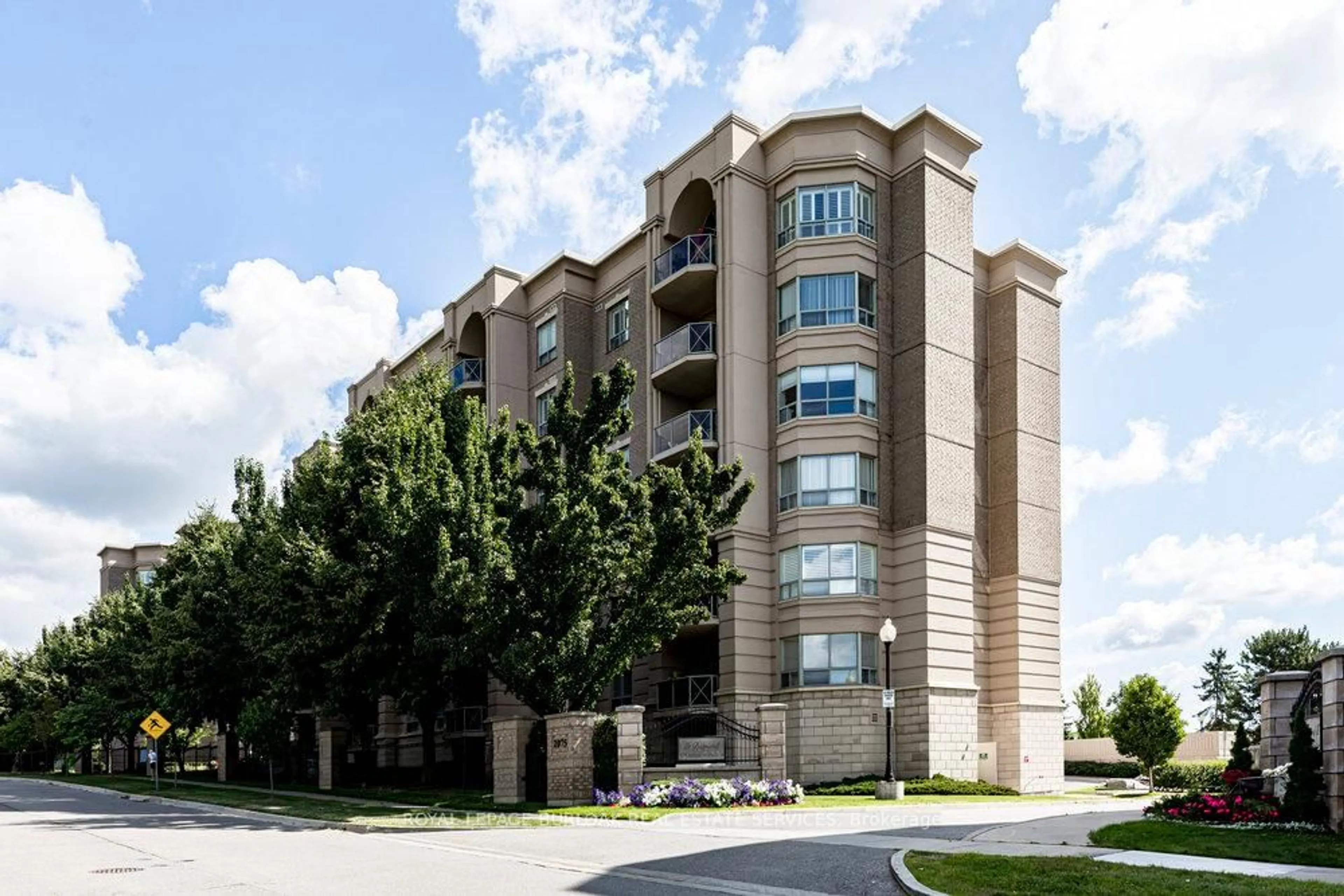 Indoor foyer for 2075 Amherst Heights Dr #212, Burlington Ontario L7P 5B8