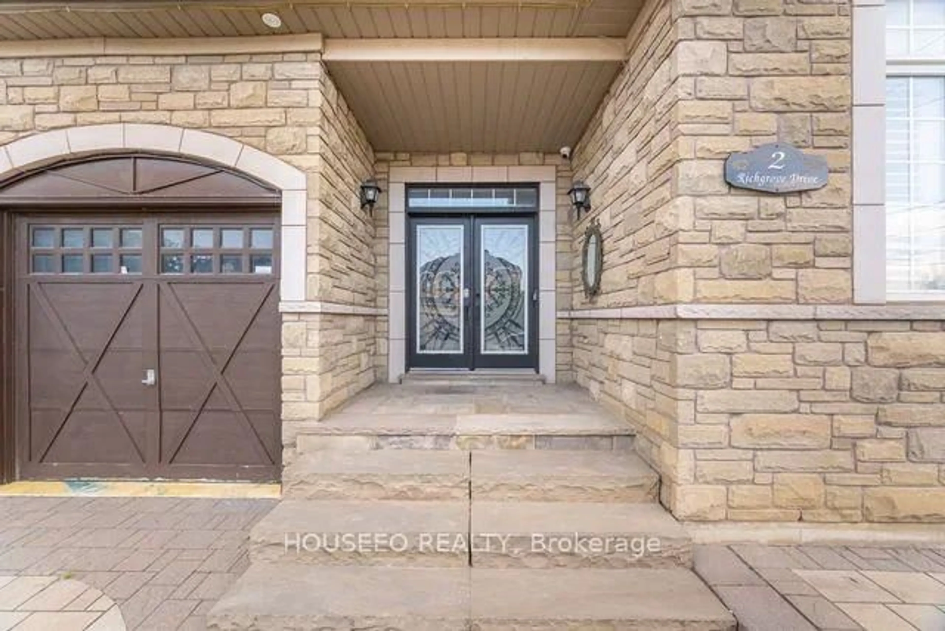Indoor entryway for 2 Richgrove Dr, Brampton Ontario L6P 1X1