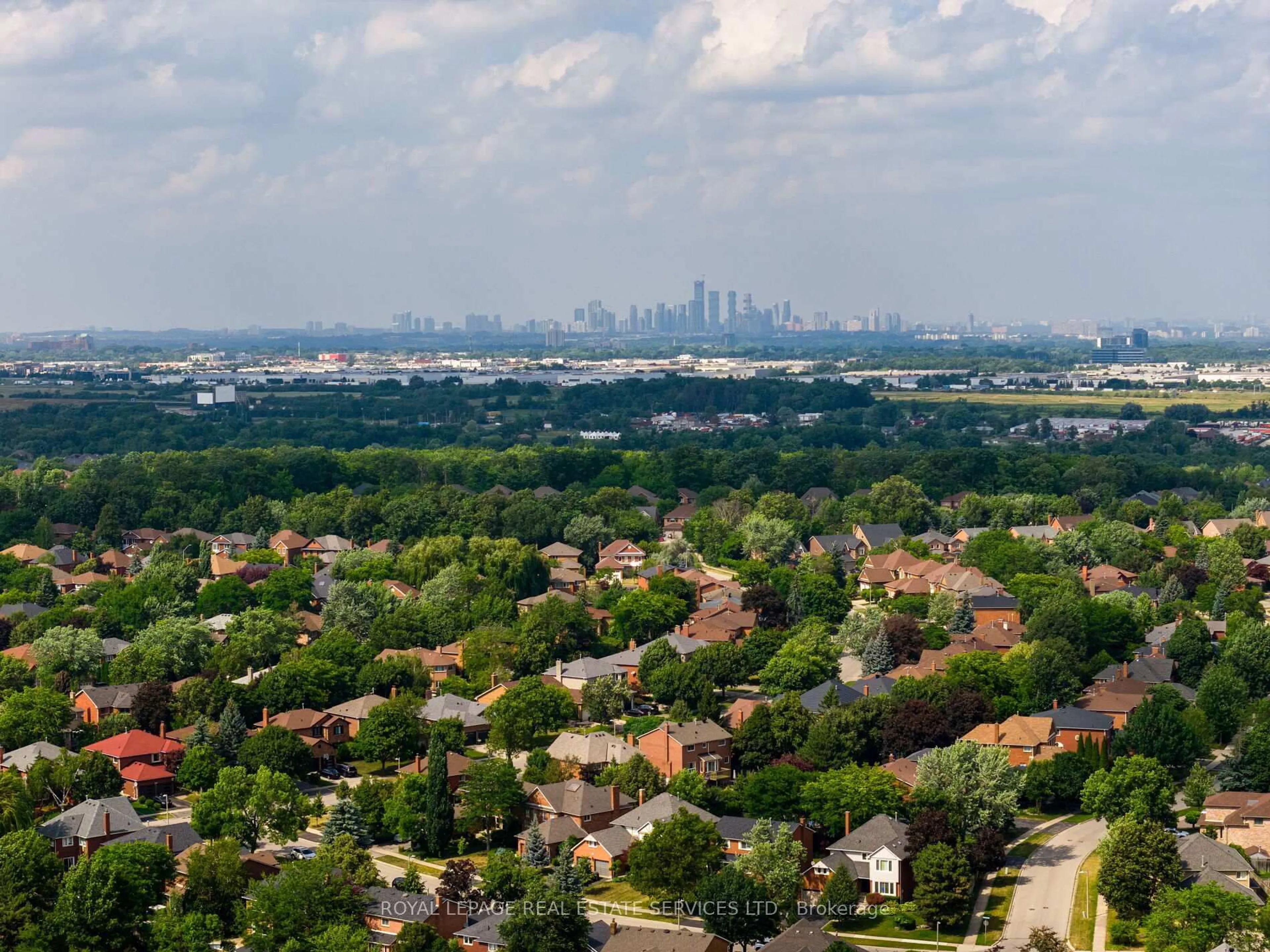 A pic from outside/outdoor area/front of a property/back of a property/a pic from drone, city buildings view from balcony for 2006 Glenada Cres #7, Oakville Ontario L6H 5R9