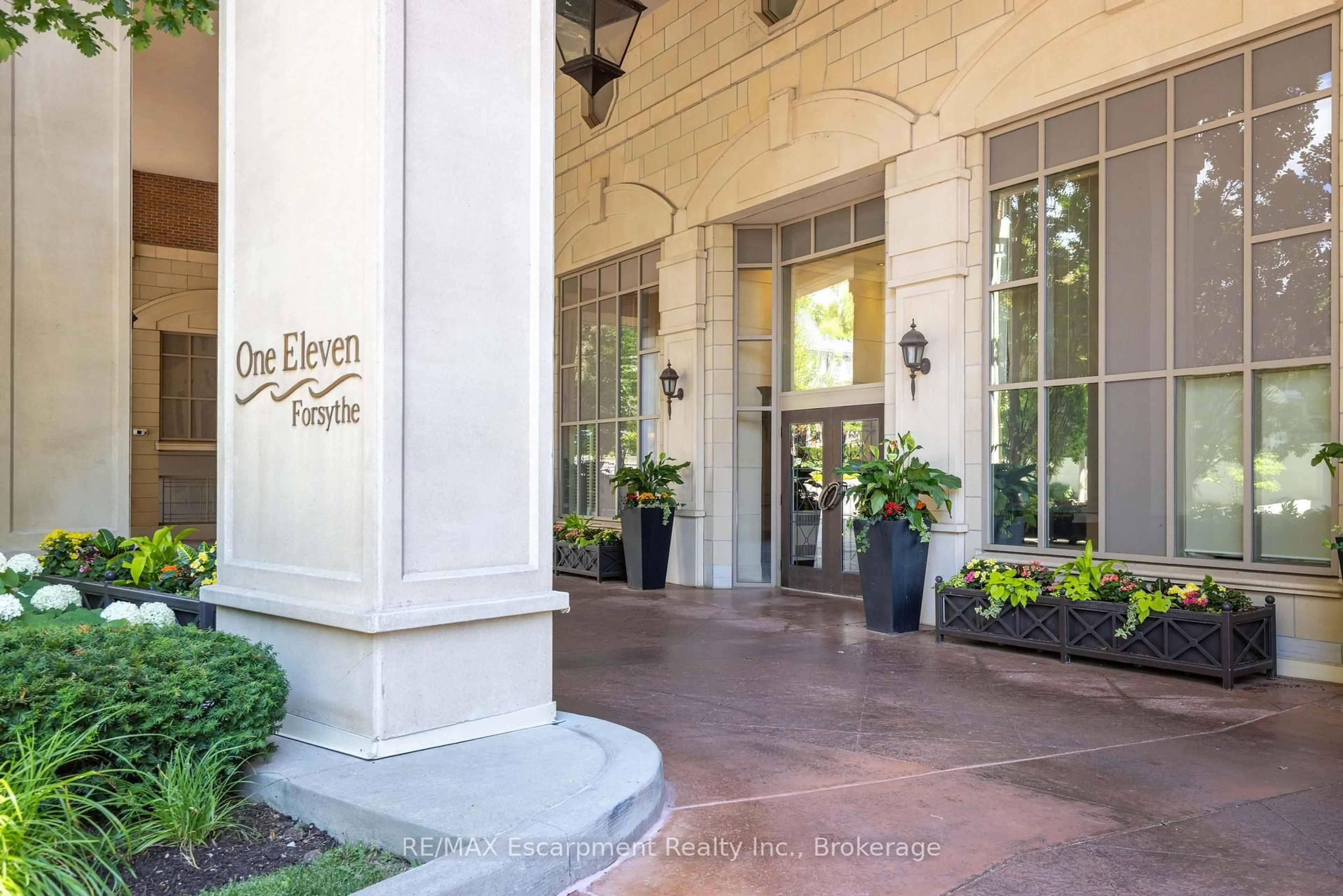 Indoor foyer for 111 Forsythe St #807, Oakville Ontario L6K 3J9