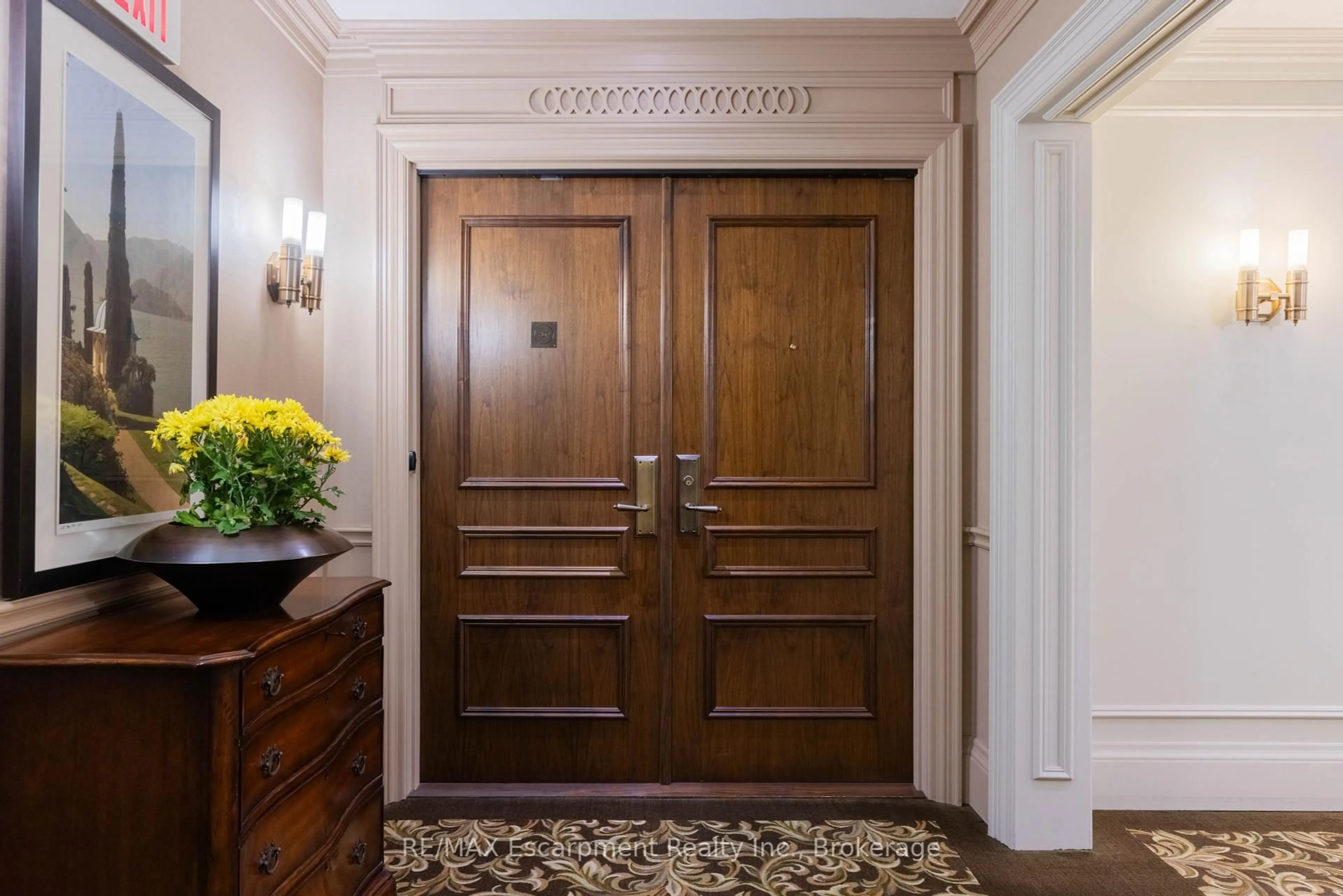 Indoor entryway for 111 Forsythe St #807, Oakville Ontario L6K 3J9