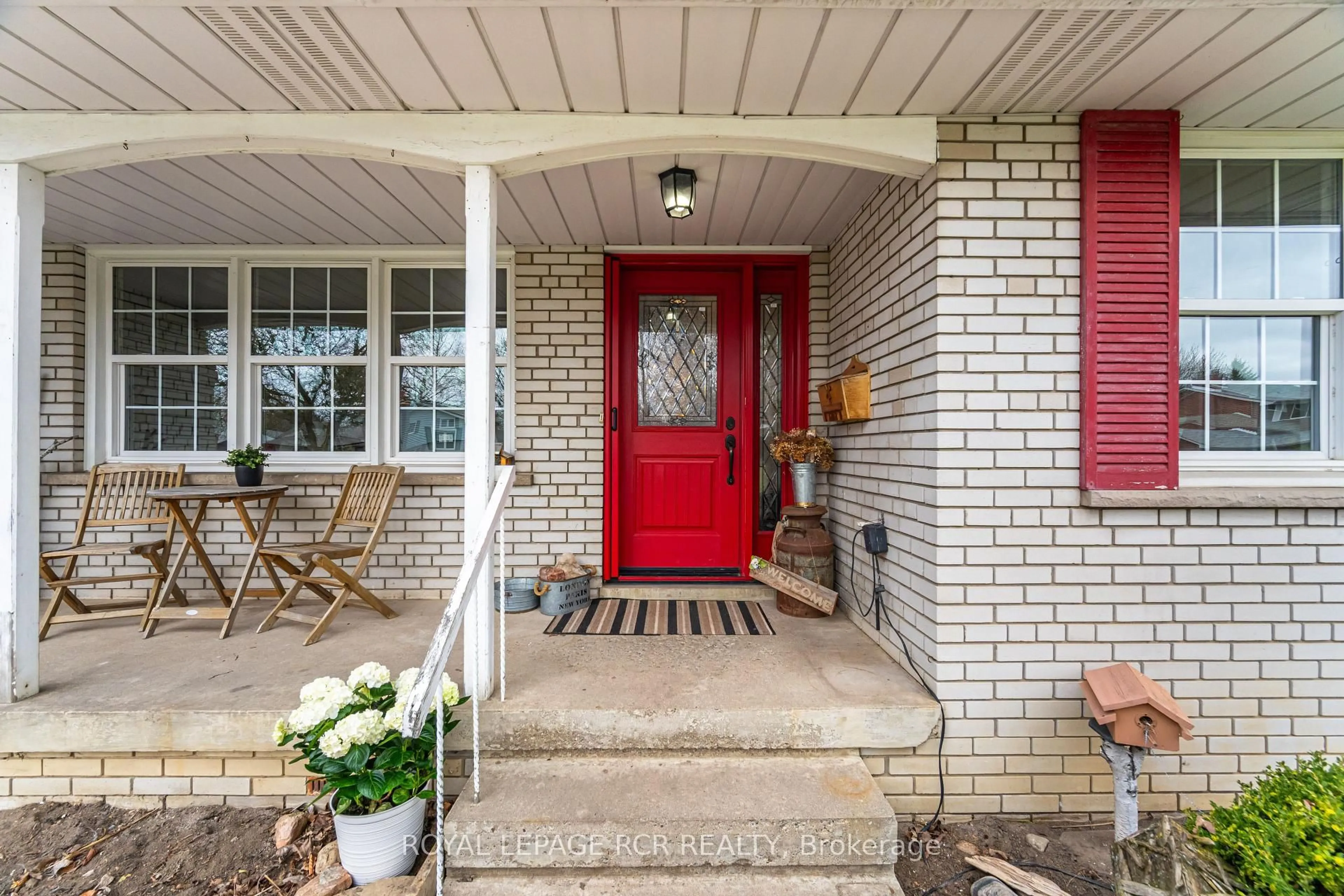 Indoor entryway for 227 Elizabeth St, Brampton Ontario L6Y 1S2