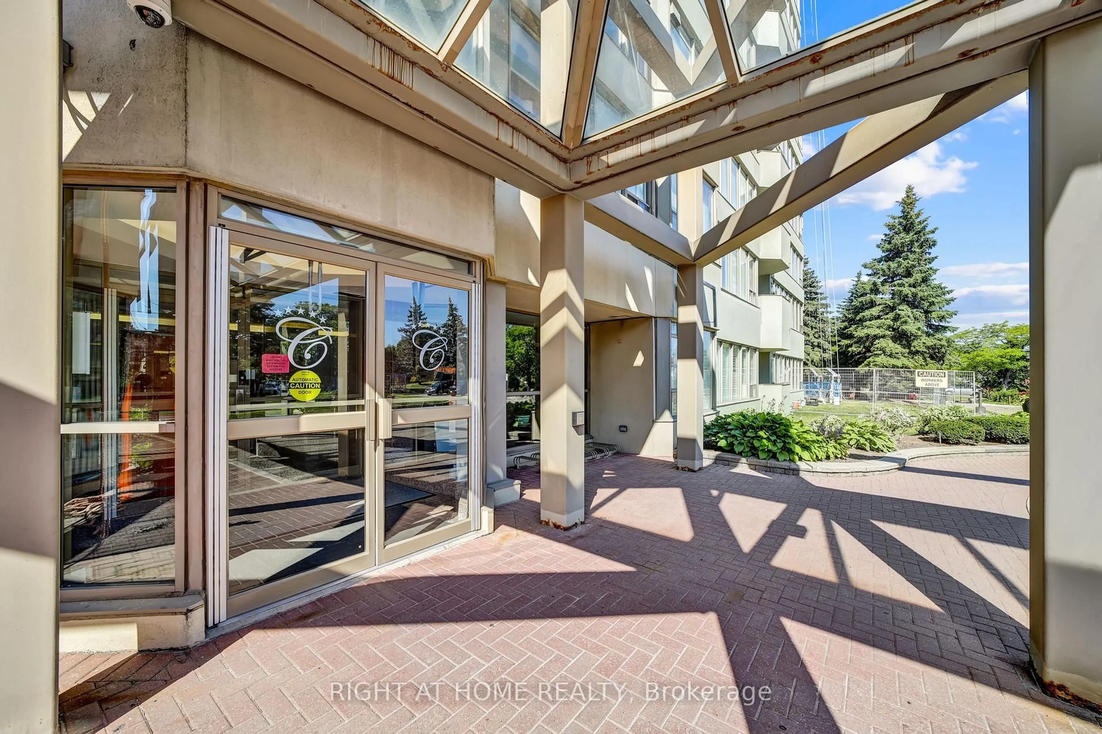 Indoor foyer for 700 Constellation Dr #1805, Mississauga Ontario L5R 3G8