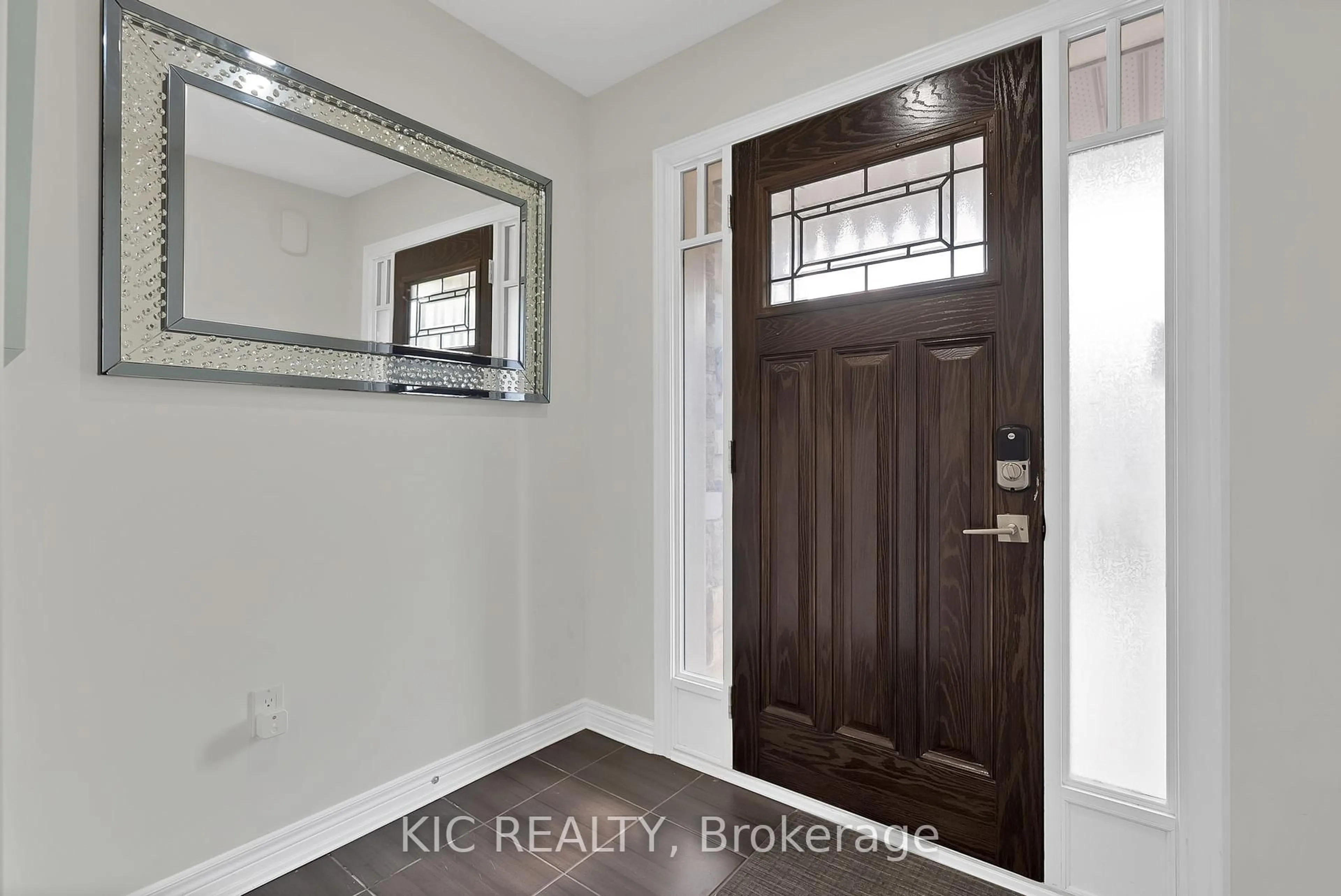 Indoor entryway for 11 Winterton Crt, Orangeville Ontario L9W 7N5