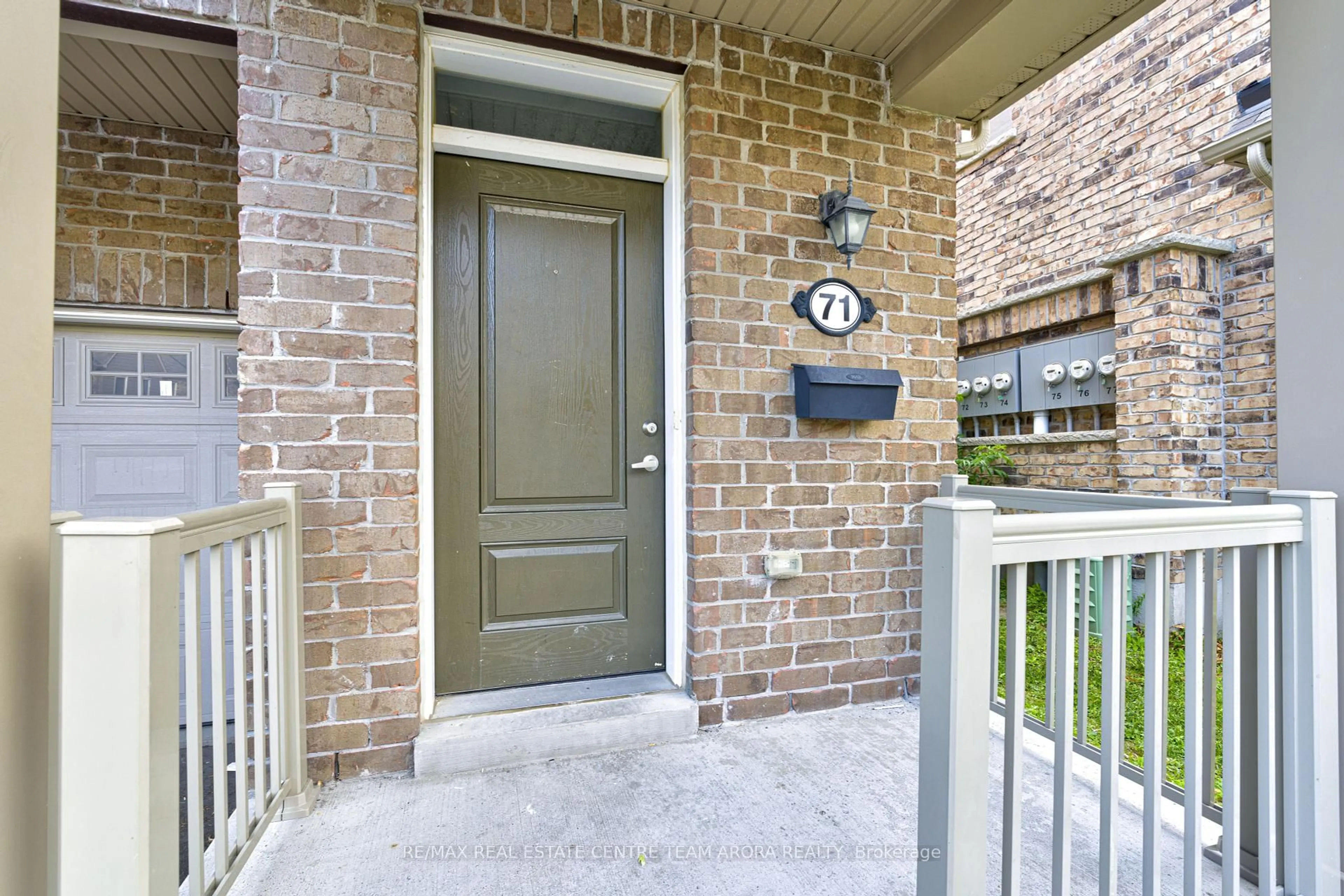 Indoor entryway for 50 Edinburgh Dr #71, Brampton Ontario L6Y 1N9