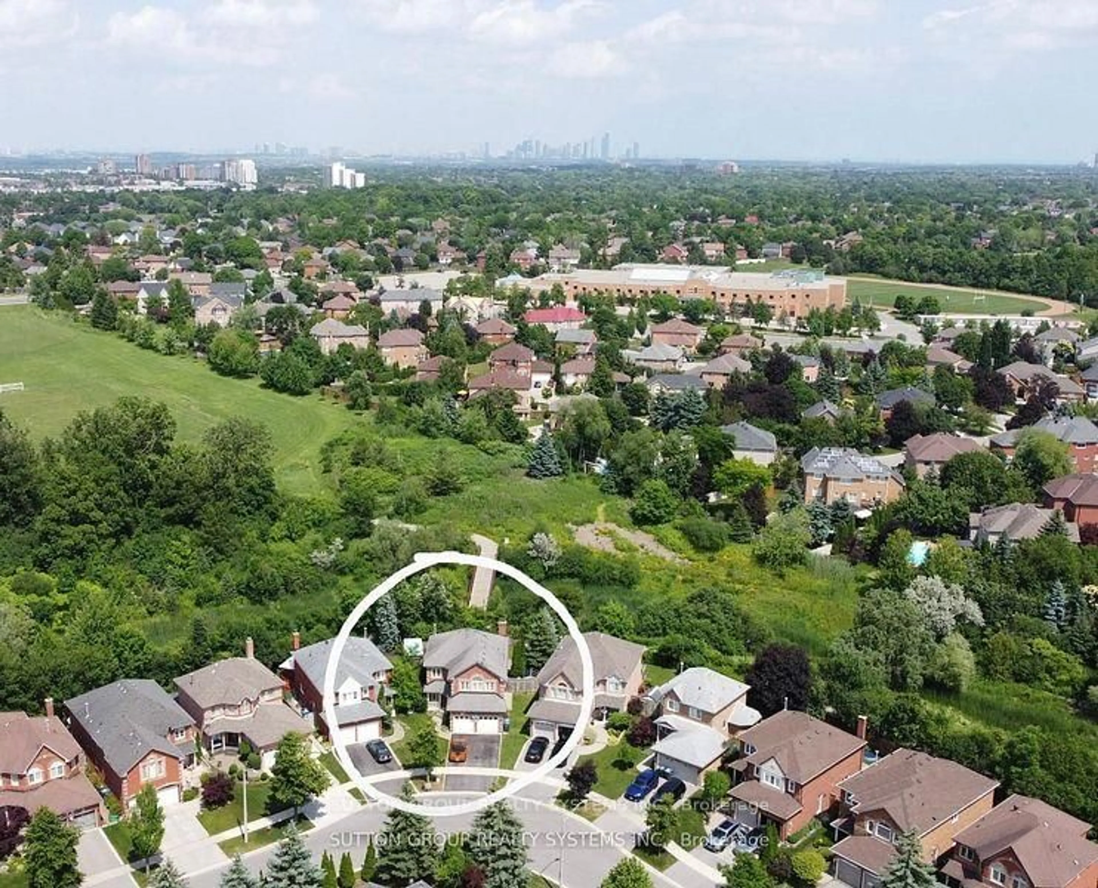 A pic from outside/outdoor area/front of a property/back of a property/a pic from drone, mountain view for 6807 Gracefield Dr, Mississauga Ontario L5N 6T6
