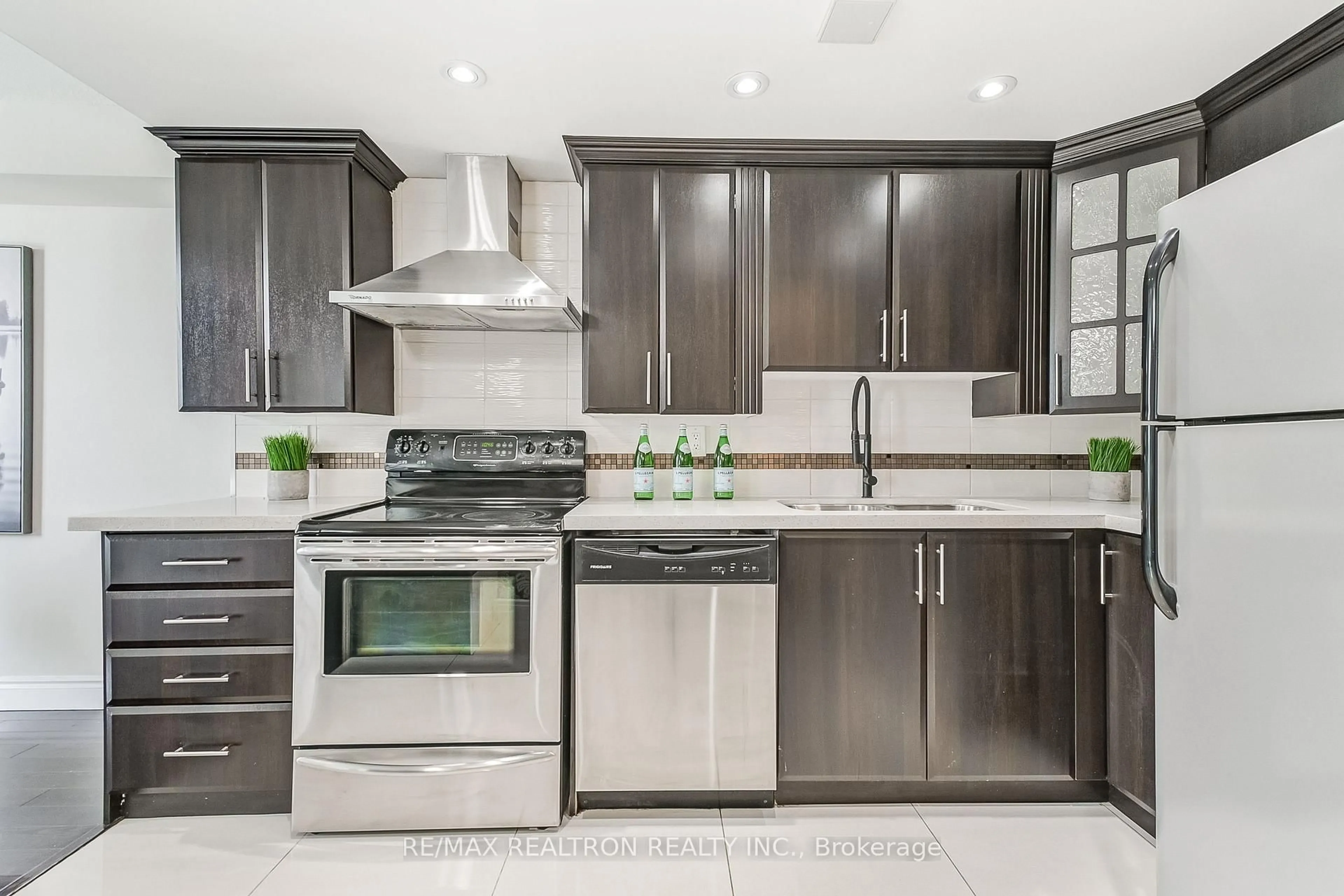 Contemporary kitchen, ceramic/tile floor for 145 Hillcrest Ave #2211, Mississauga Ontario L5B 3Z1