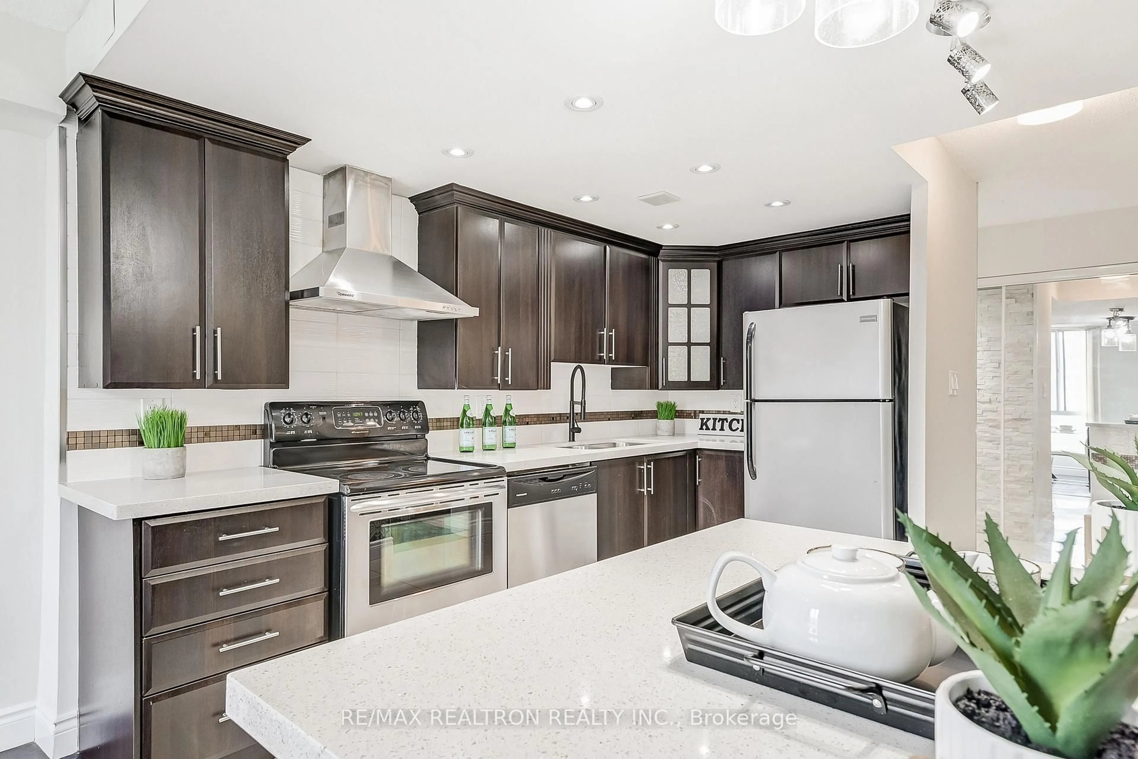Contemporary kitchen, unknown for 145 Hillcrest Ave #2211, Mississauga Ontario L5B 3Z1