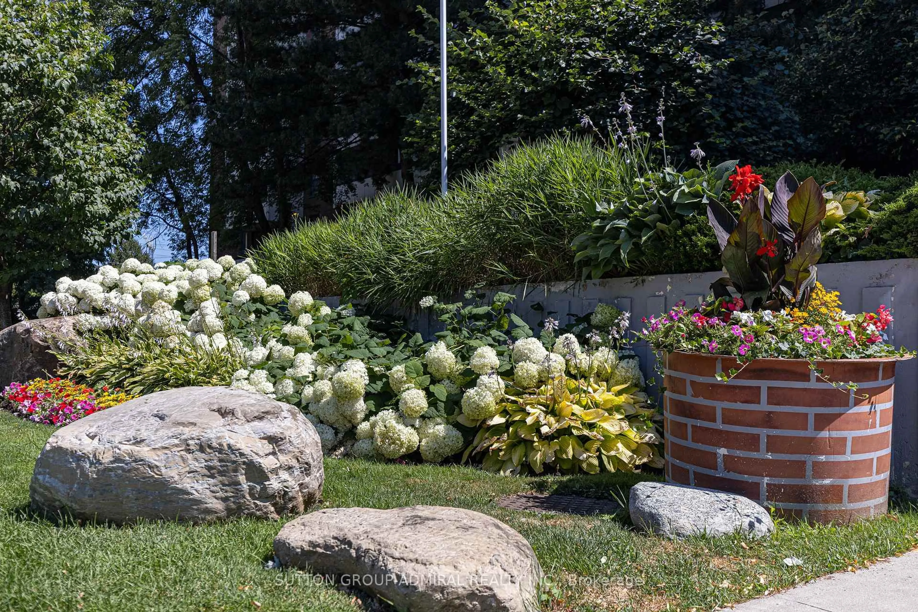 Patio, mountain view for 455 Sentinel Rd #806, Toronto Ontario M3J 1V5