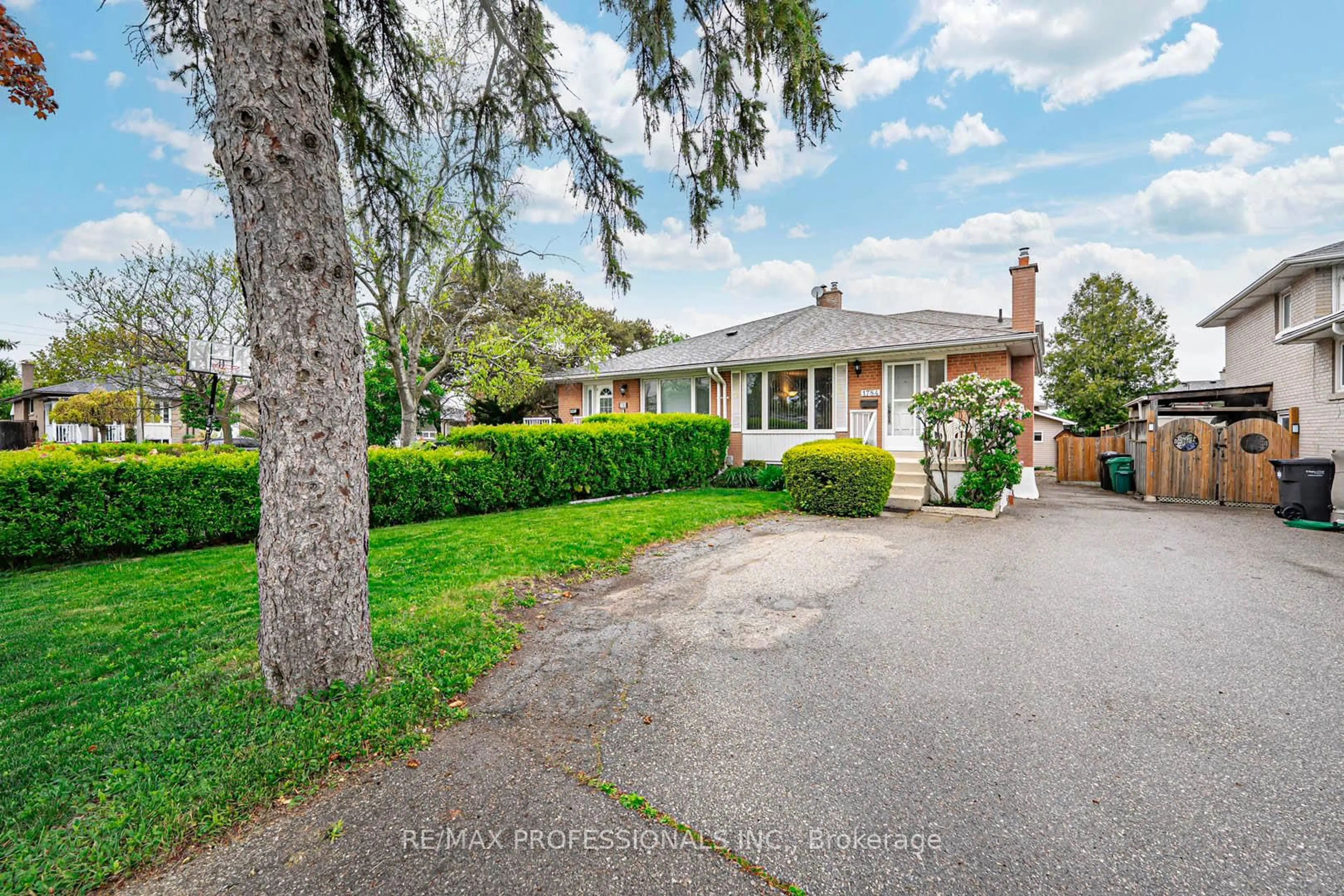 A pic from outside/outdoor area/front of a property/back of a property/a pic from drone, street for 1784 Sandgate Cres, Mississauga Ontario L5J 2E8