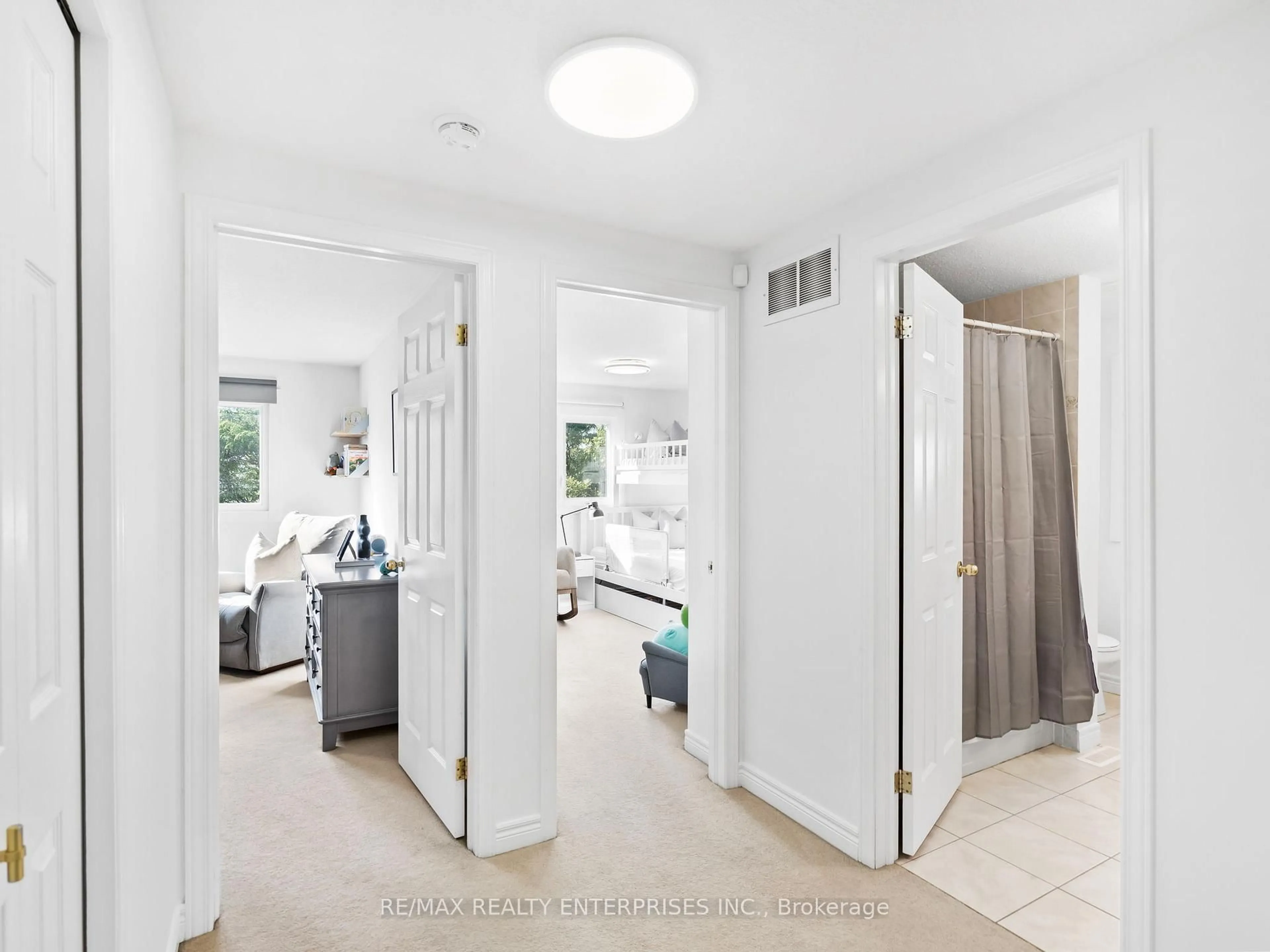 Indoor entryway for 30 Beardmore Cres, Halton Hills Ontario L7J 2Y9