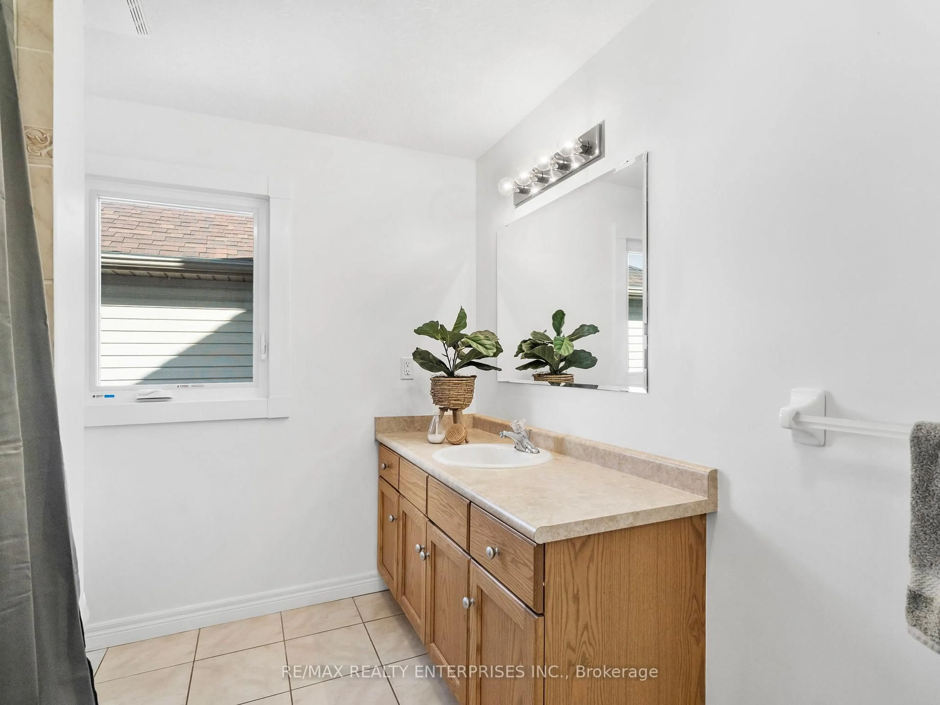 Standard bathroom, ceramic/tile floor for 30 Beardmore Cres, Halton Hills Ontario L7J 2Y9