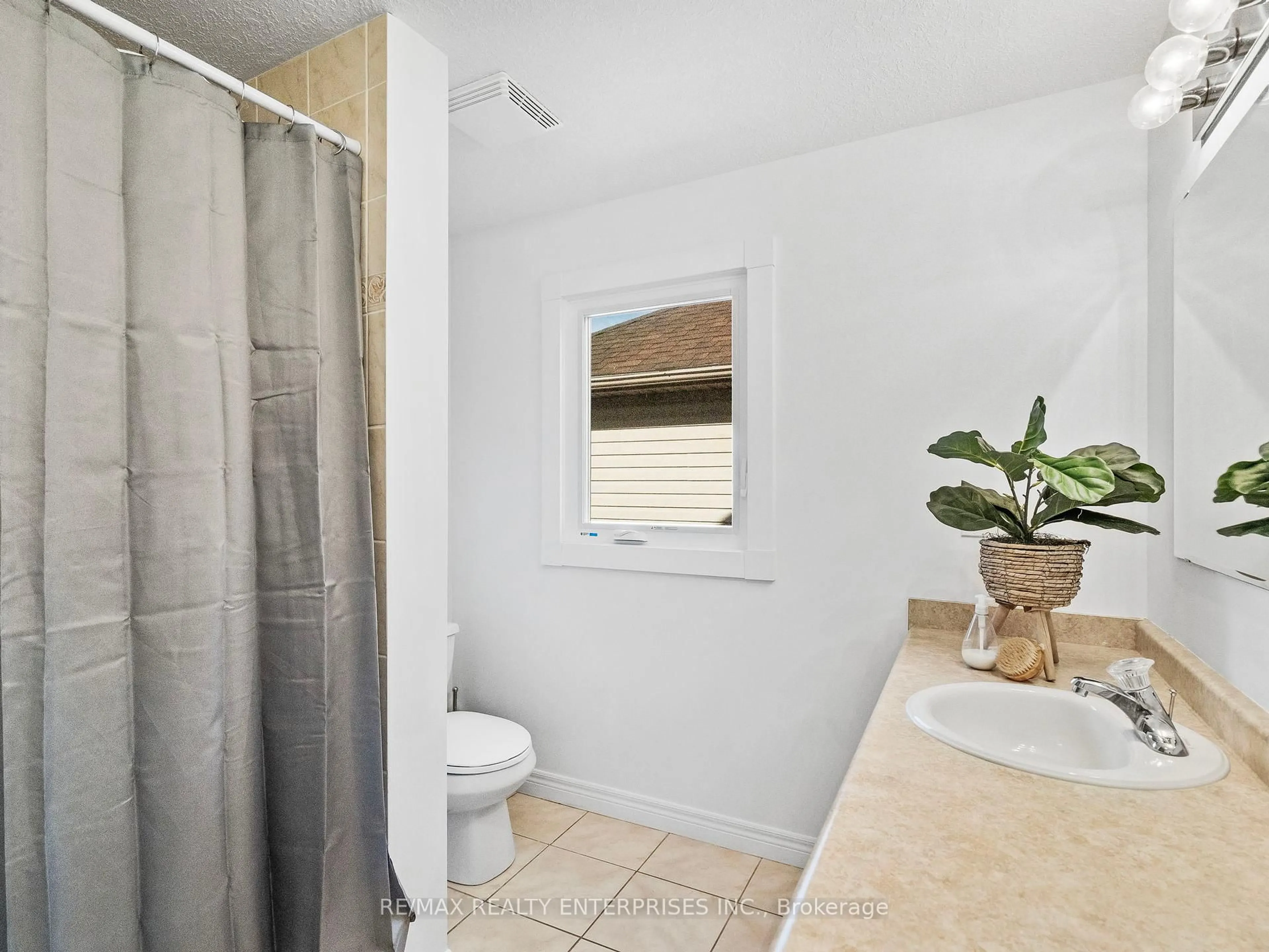 Standard bathroom, ceramic/tile floor for 30 Beardmore Cres, Halton Hills Ontario L7J 2Y9