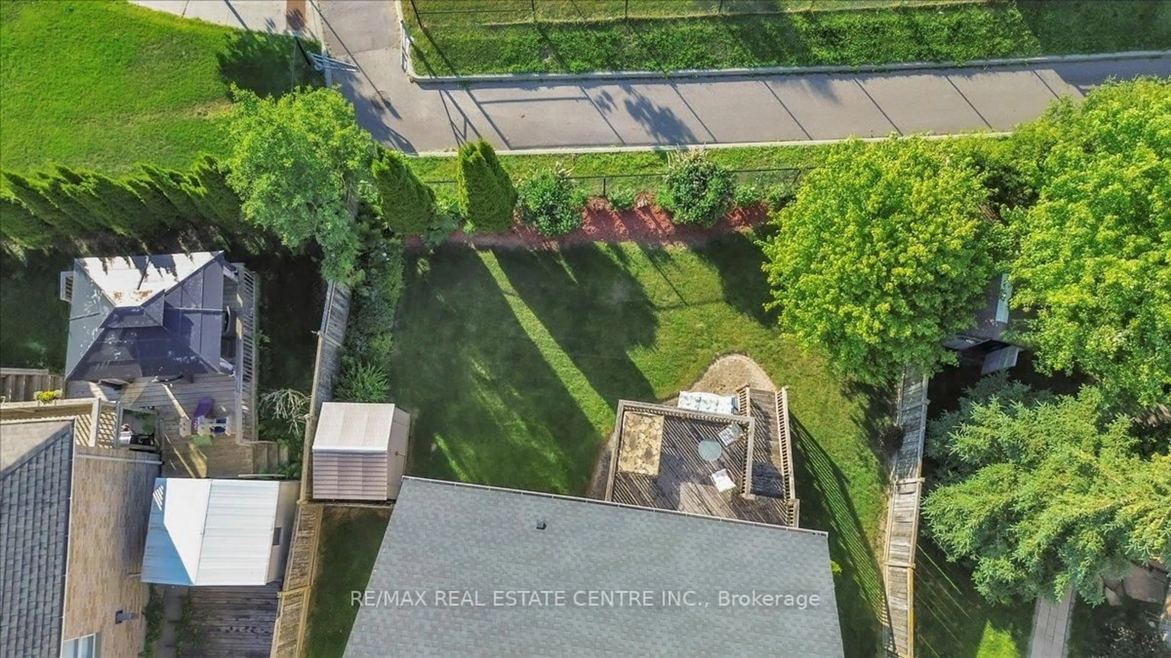 A pic from outside/outdoor area/front of a property/back of a property/a pic from drone, street for 35 Cameron Crt, Orangeville Ontario L9W 5G8