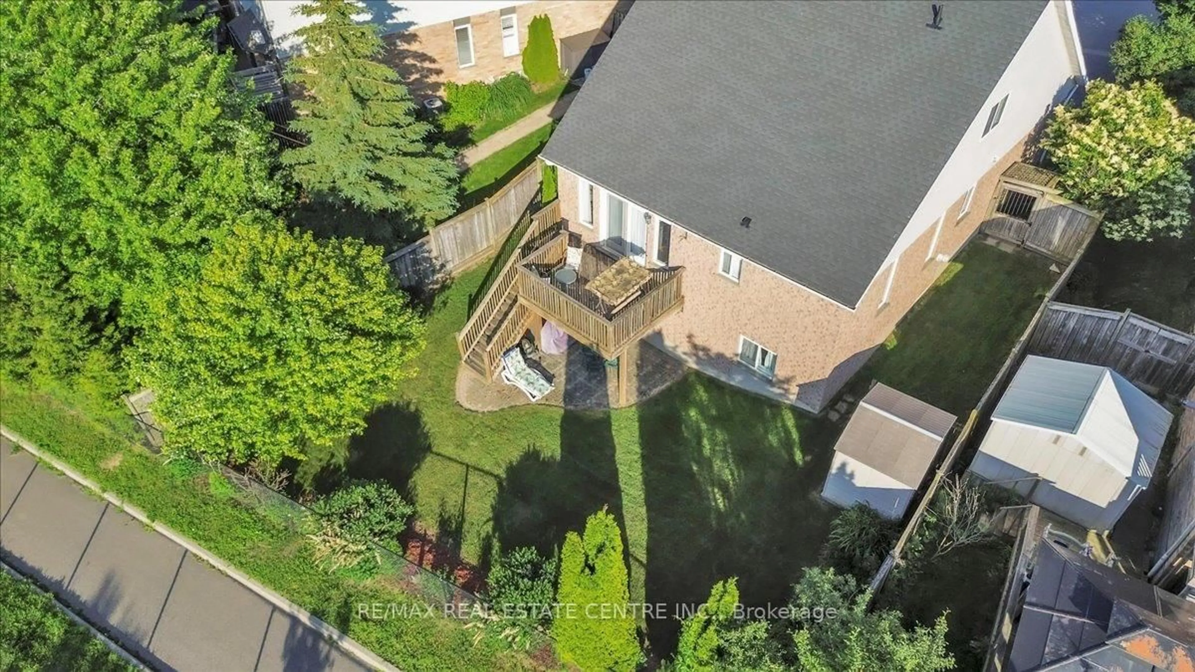 A pic from outside/outdoor area/front of a property/back of a property/a pic from drone, city buildings view from balcony for 35 Cameron Crt, Orangeville Ontario L9W 5G8