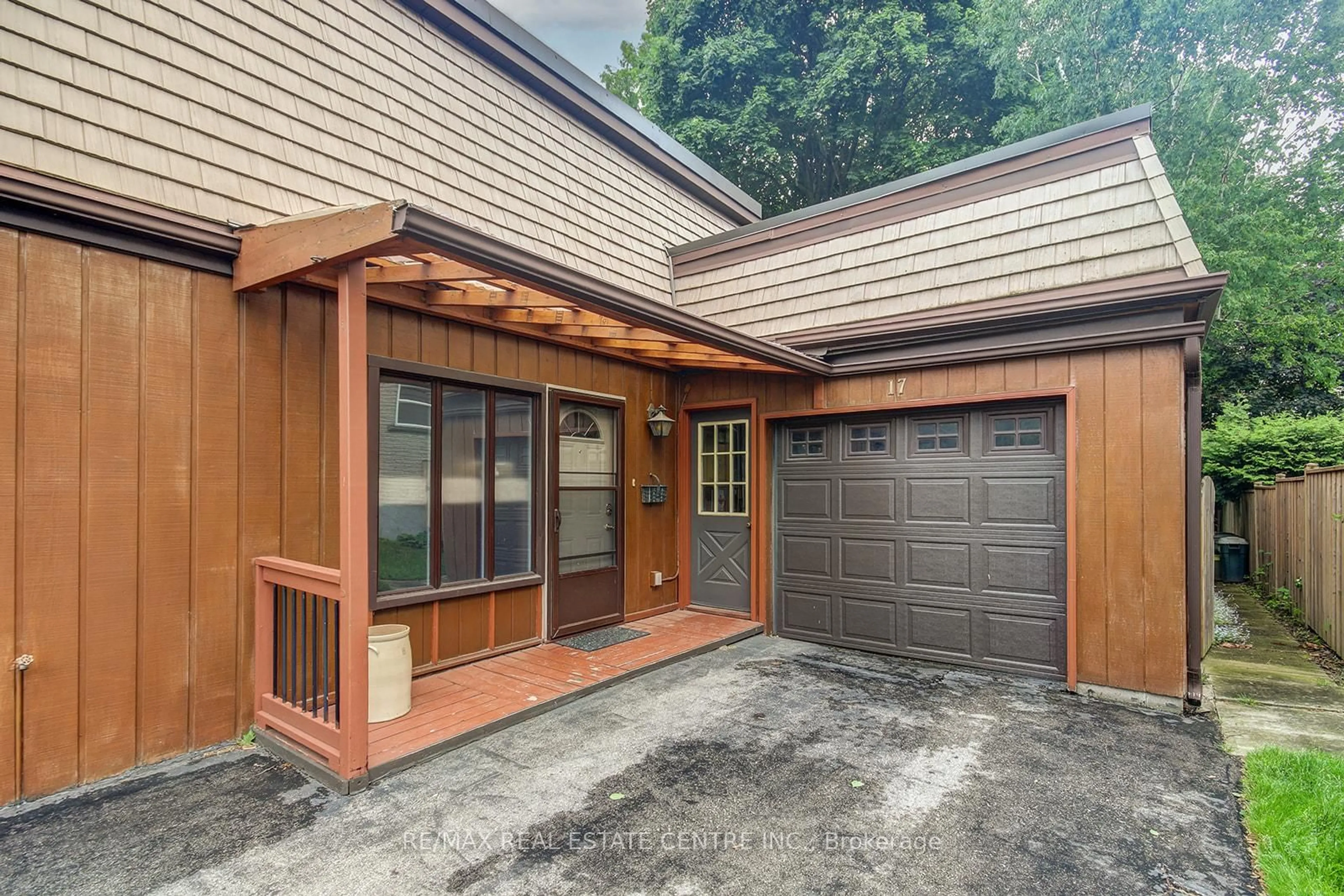 Indoor garage for 17 Church St, Halton Hills Ontario L7G 2A4