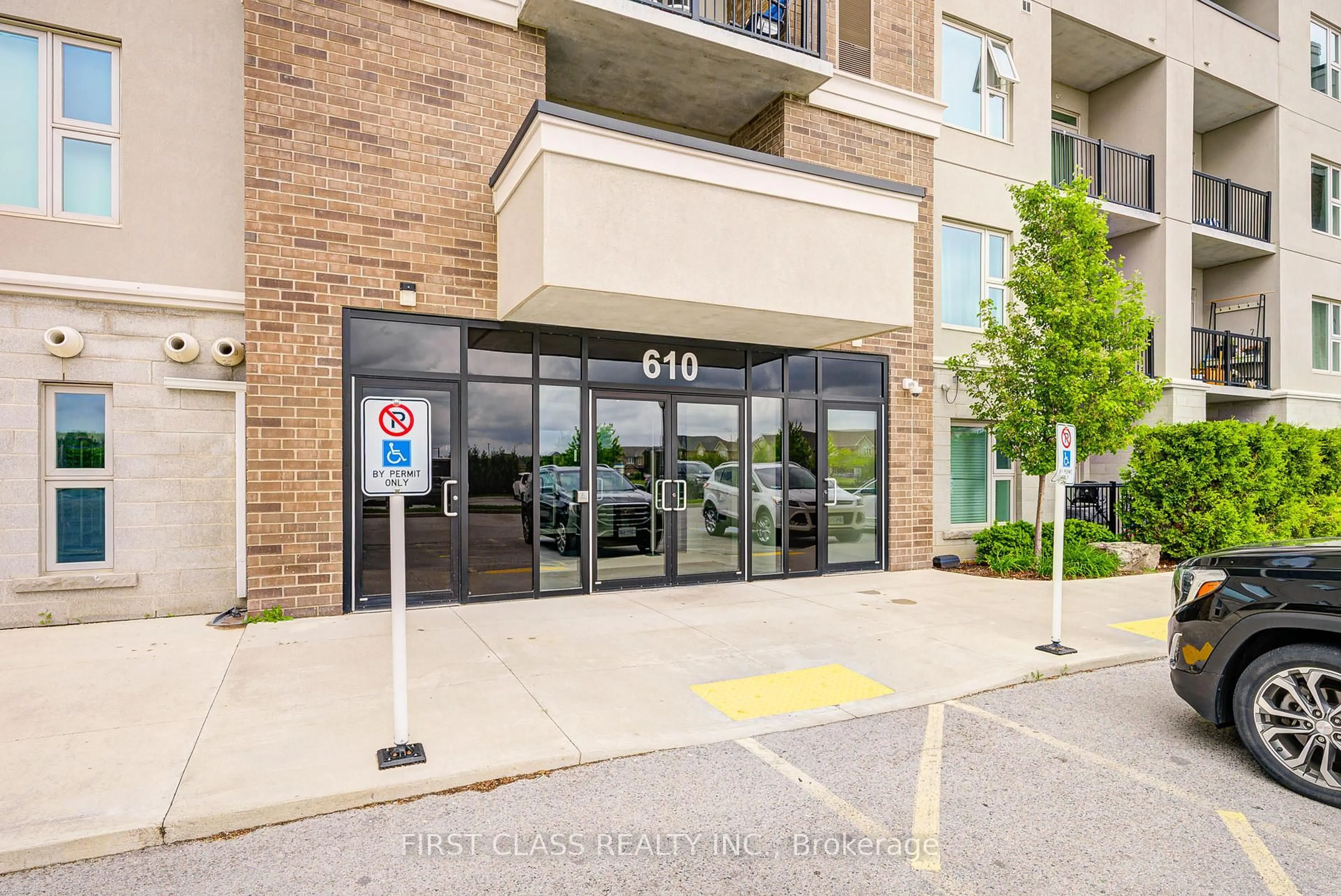 Indoor foyer for 610 Farmstead Dr #610, Milton Ontario L9T 8X5