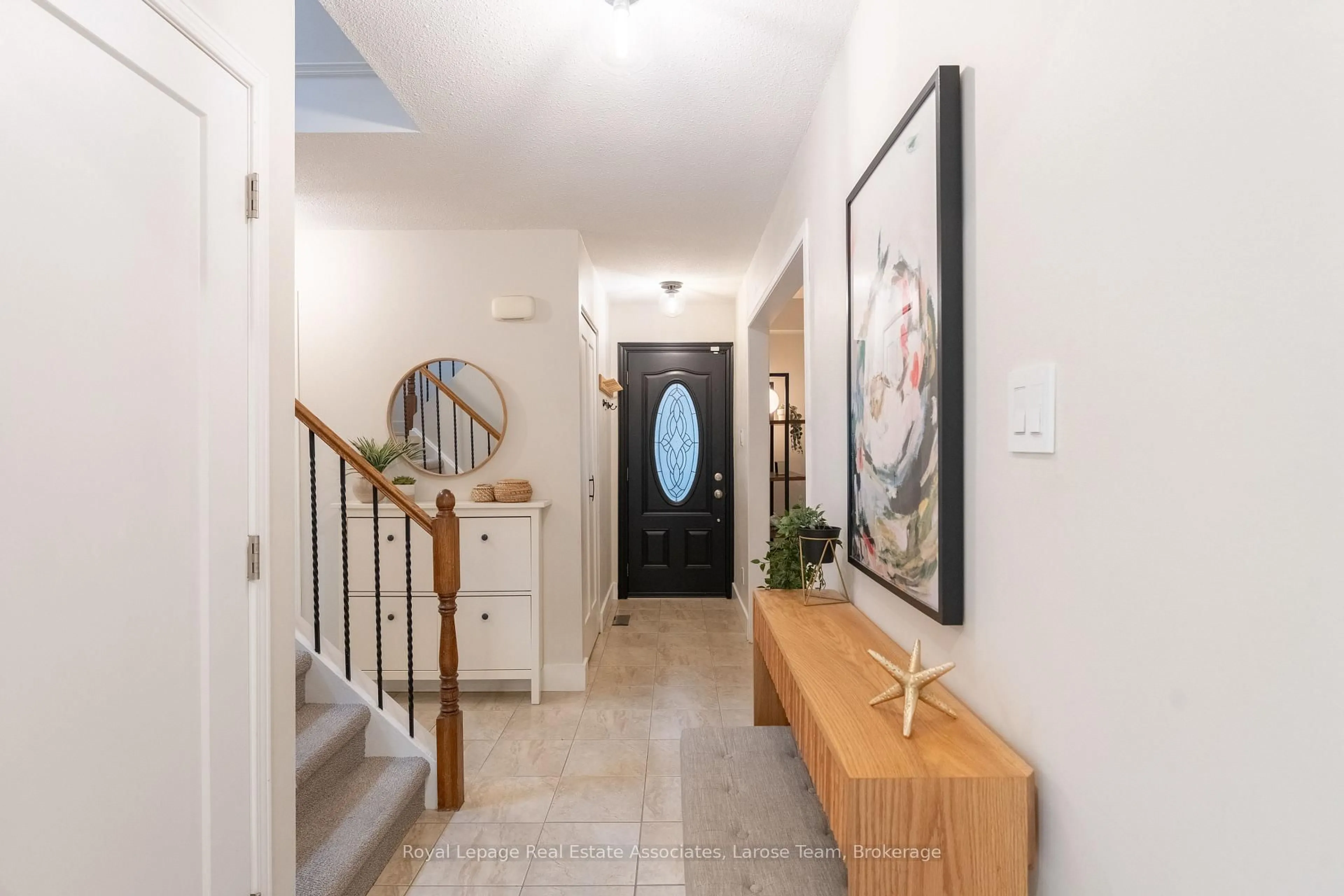Indoor entryway for 908 Sweetwater Cres, Mississauga Ontario L5H 4A8
