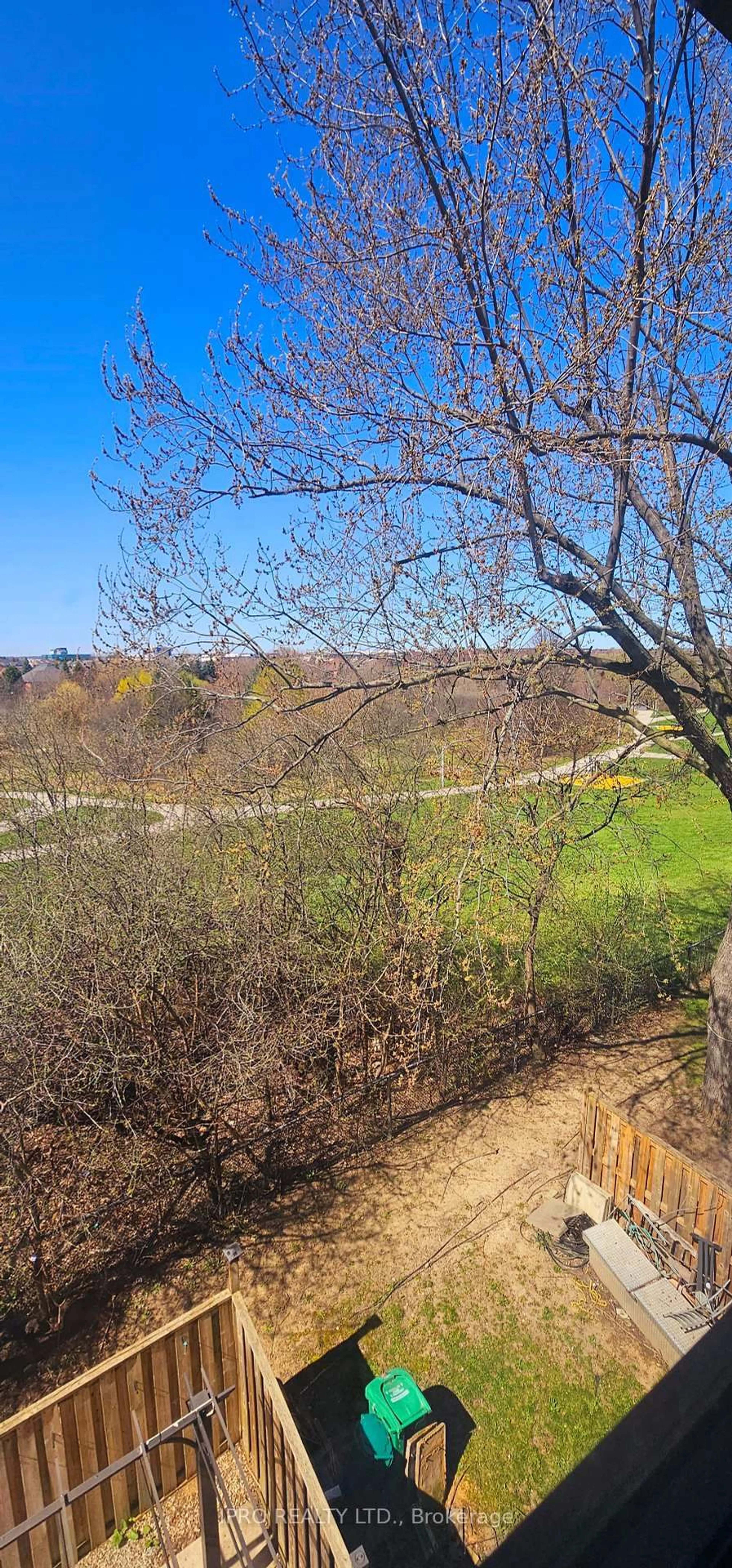 A pic from outside/outdoor area/front of a property/back of a property/a pic from drone, forest/trees view for 36 Dawson Cres #36, Brampton Ontario L6V 3M5