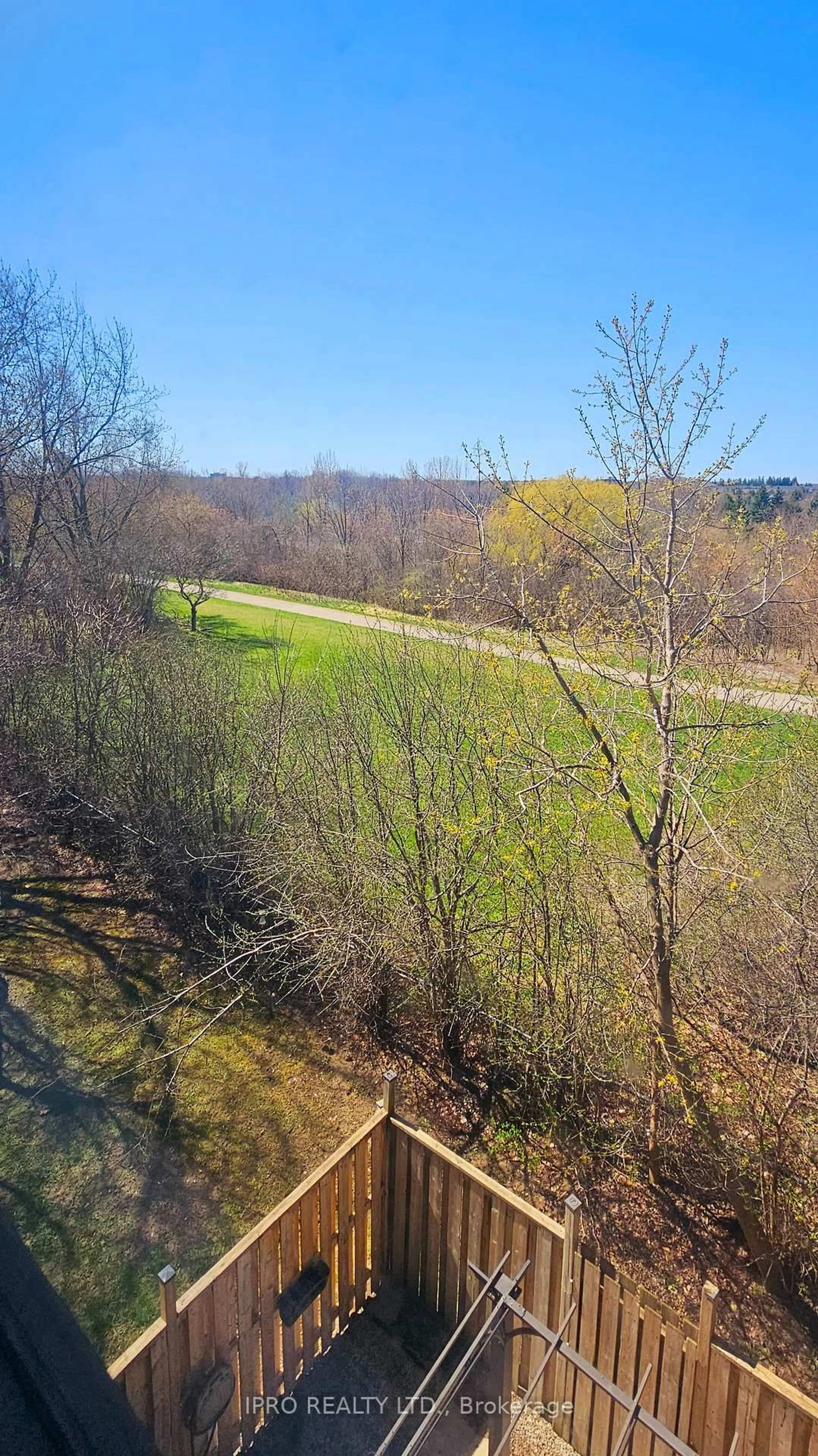 A pic from outside/outdoor area/front of a property/back of a property/a pic from drone, forest/trees view for 36 Dawson Cres #36, Brampton Ontario L6V 3M5