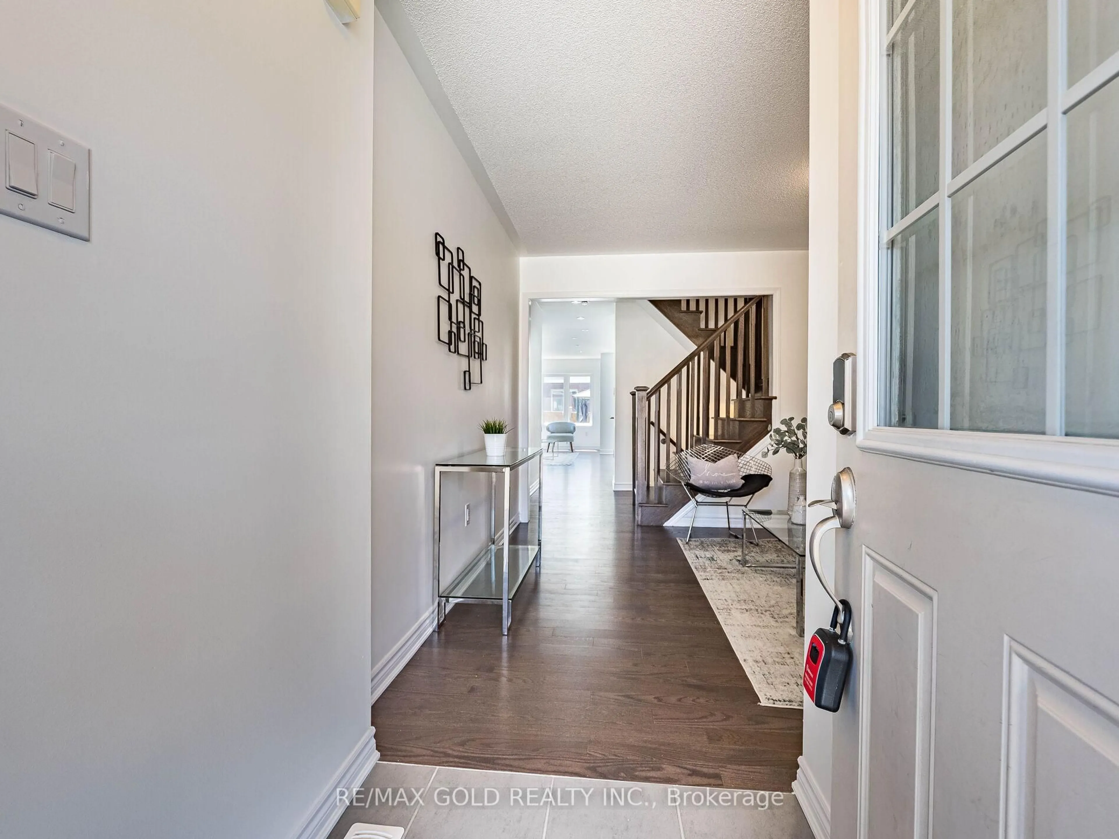 Indoor entryway for 104 Thornbush Blvd, Brampton Ontario L7A 4K1