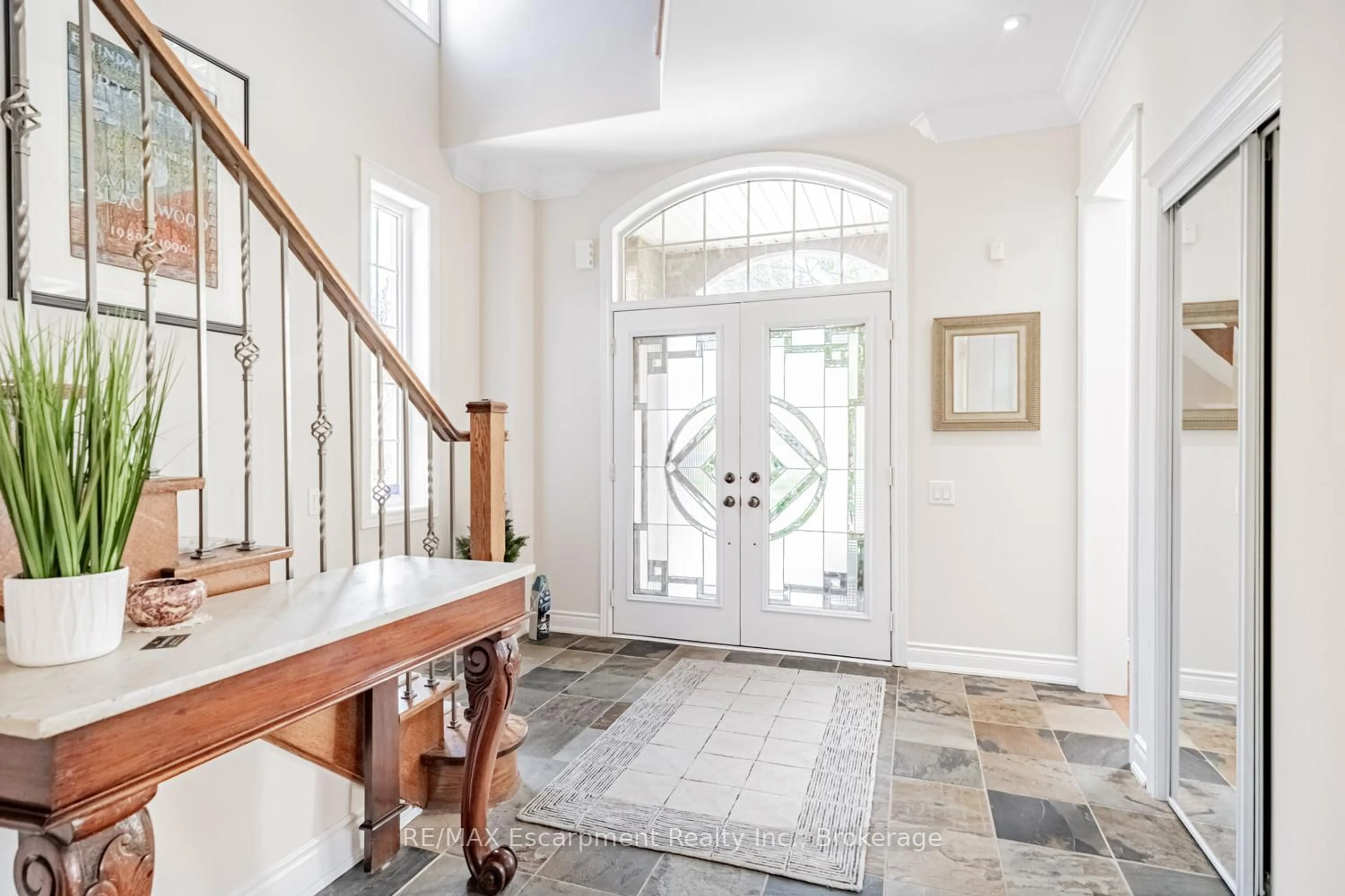 Indoor entryway for 130 Innville Cres, Oakville Ontario L6L 0B8