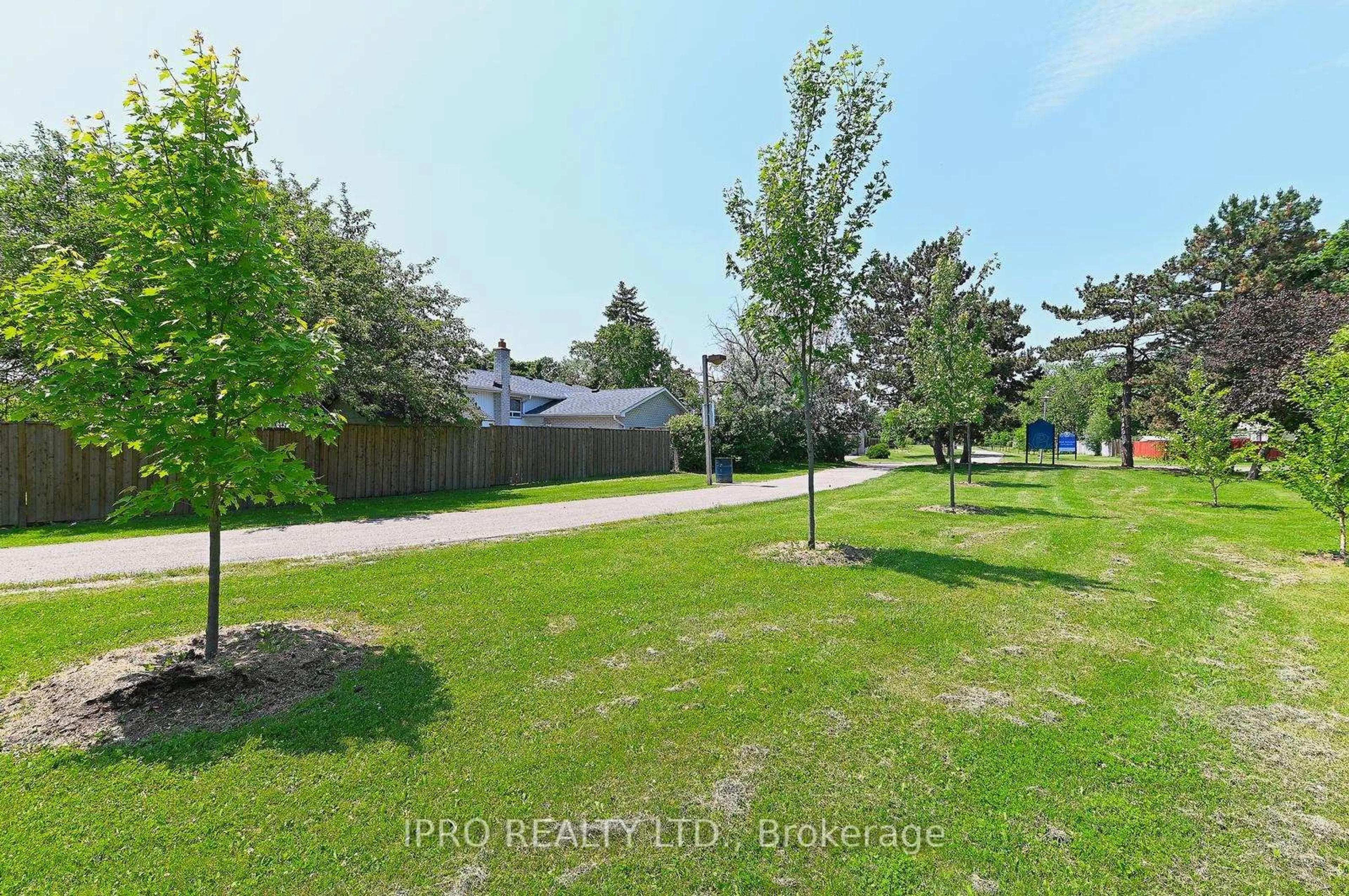 A pic from outside/outdoor area/front of a property/back of a property/a pic from drone, unknown for 4 Greenfield Sq, Brampton Ontario L6S 2J3