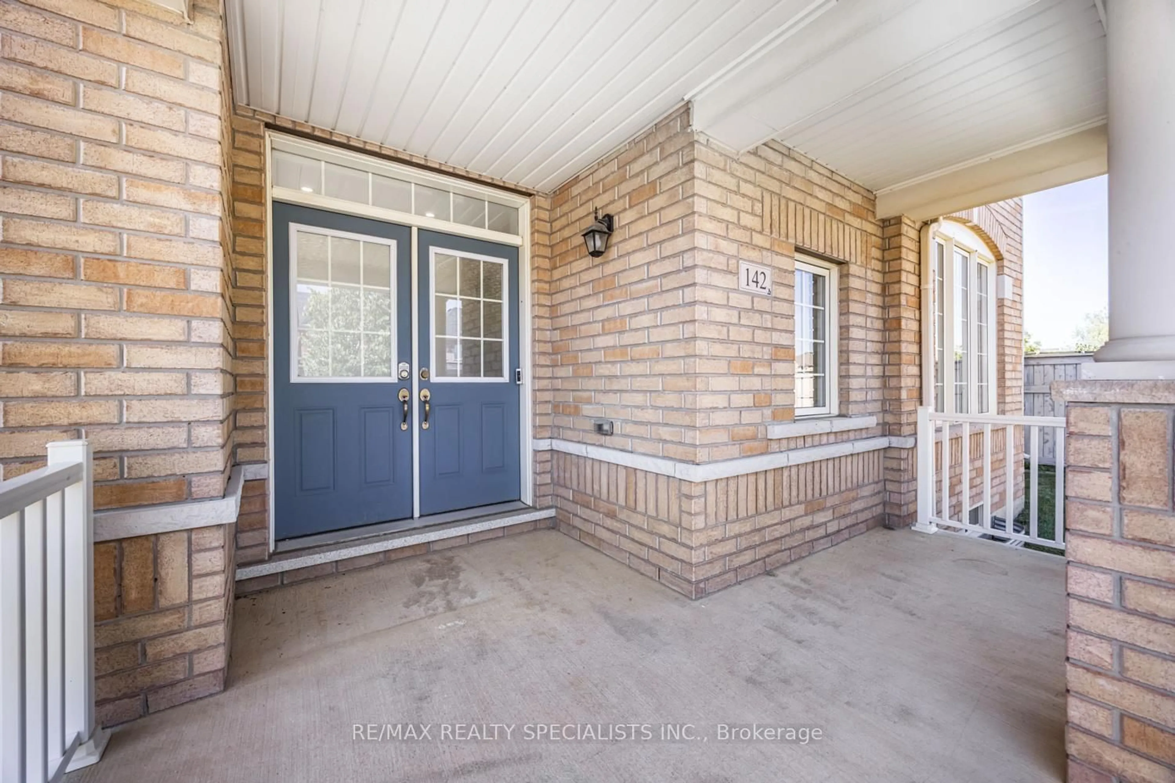 Indoor entryway for 142 Bonnie Braes Dr, Brampton Ontario L6Y 0W7