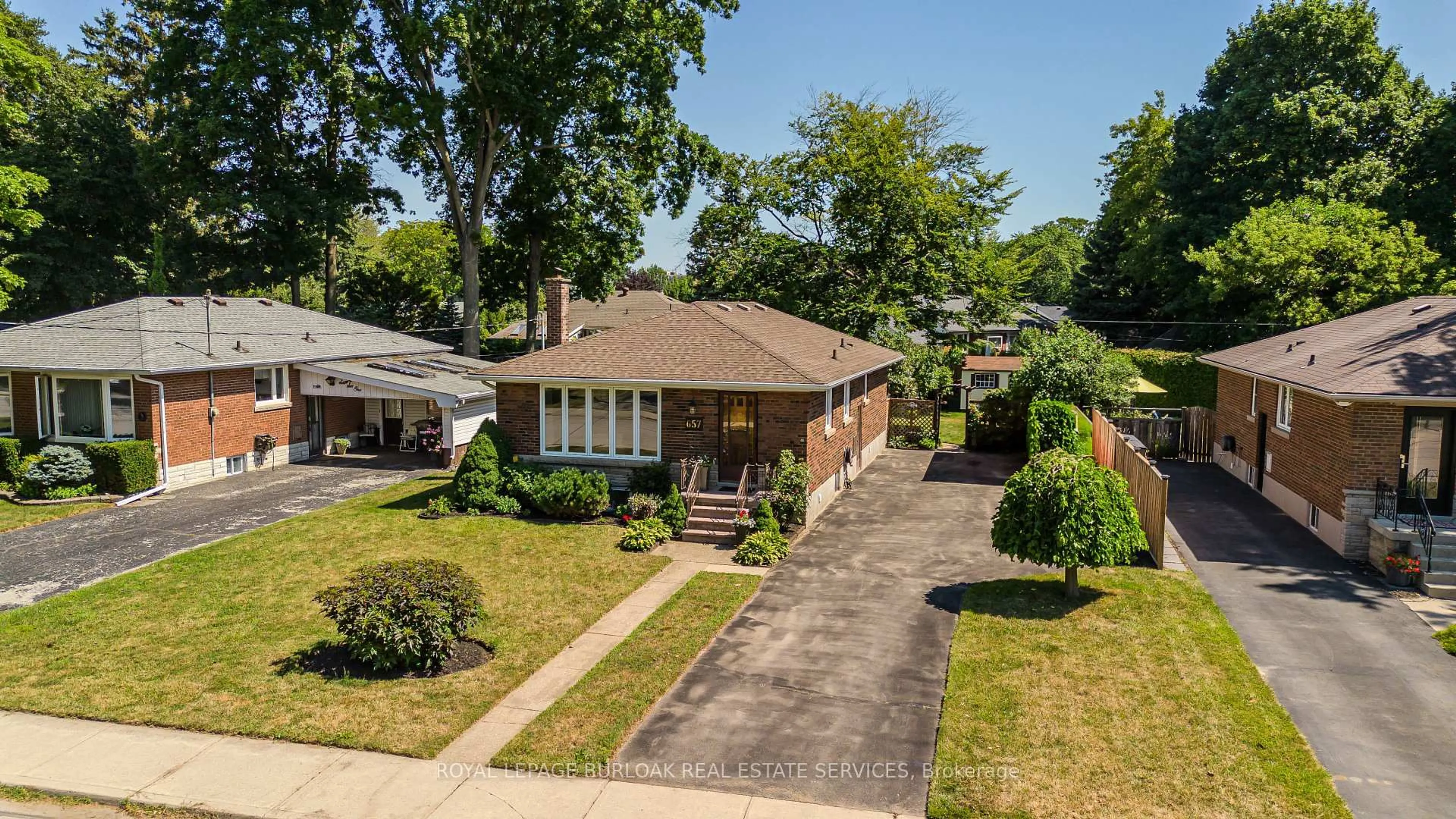 A pic from outside/outdoor area/front of a property/back of a property/a pic from drone, street for 657 Ashley Ave, Burlington Ontario L7R 2Y9