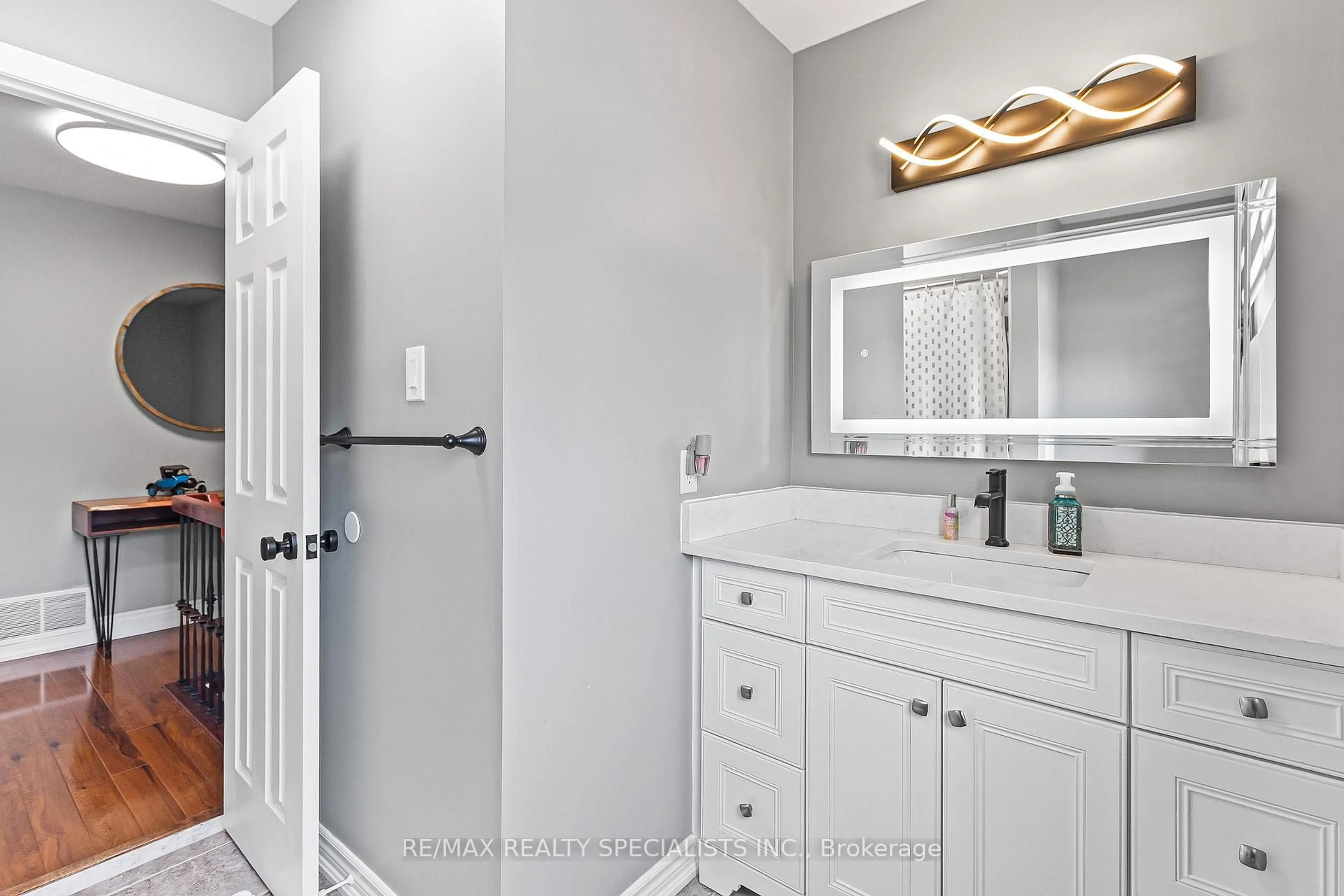 Contemporary bathroom, ceramic/tile floor for 231 Baronwood Crt #231, Brampton Ontario L6V 3H9