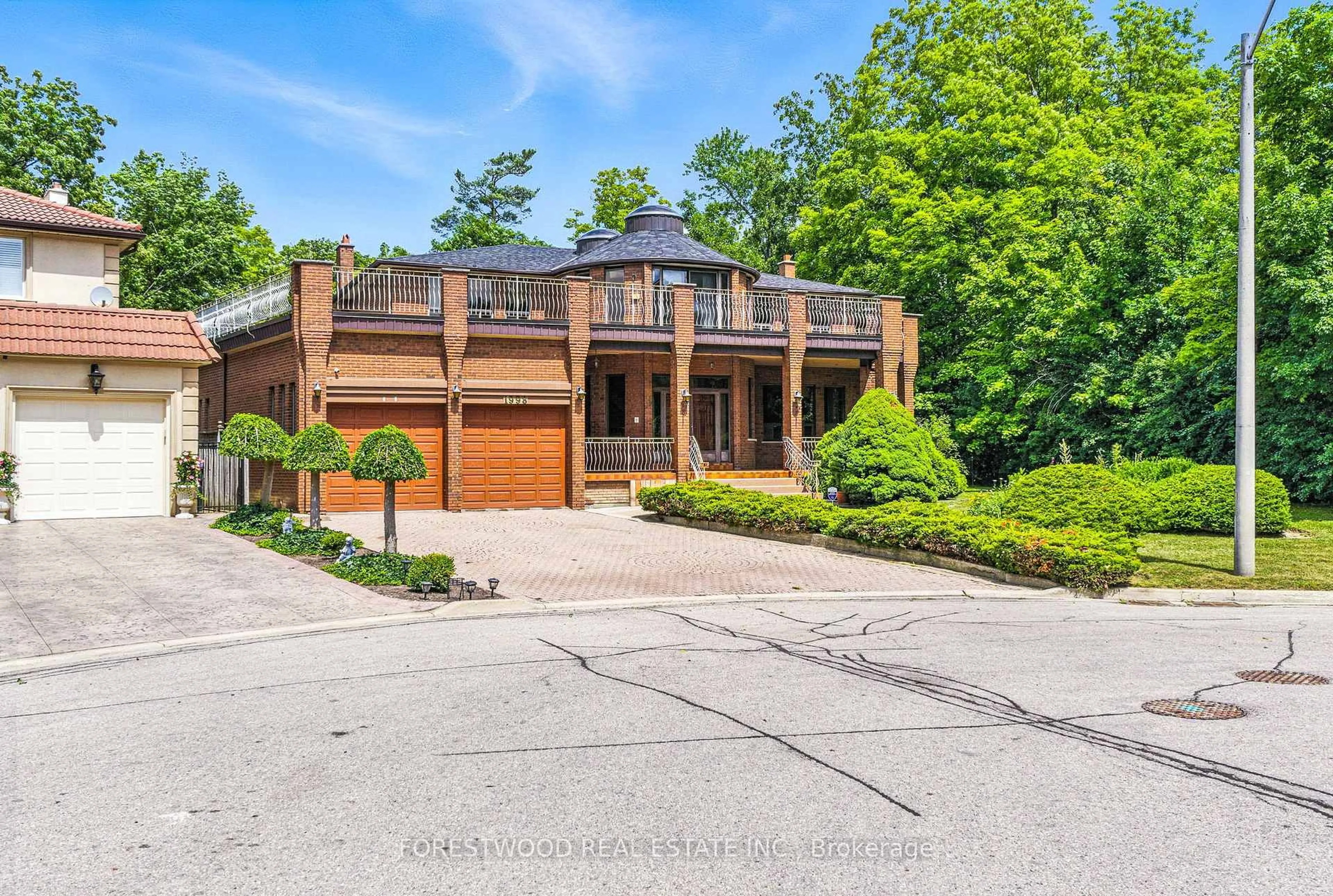 Home with brick exterior material, water/lake/river/ocean view for 1998 Beechknoll Crt, Mississauga Ontario L4W 3Y7