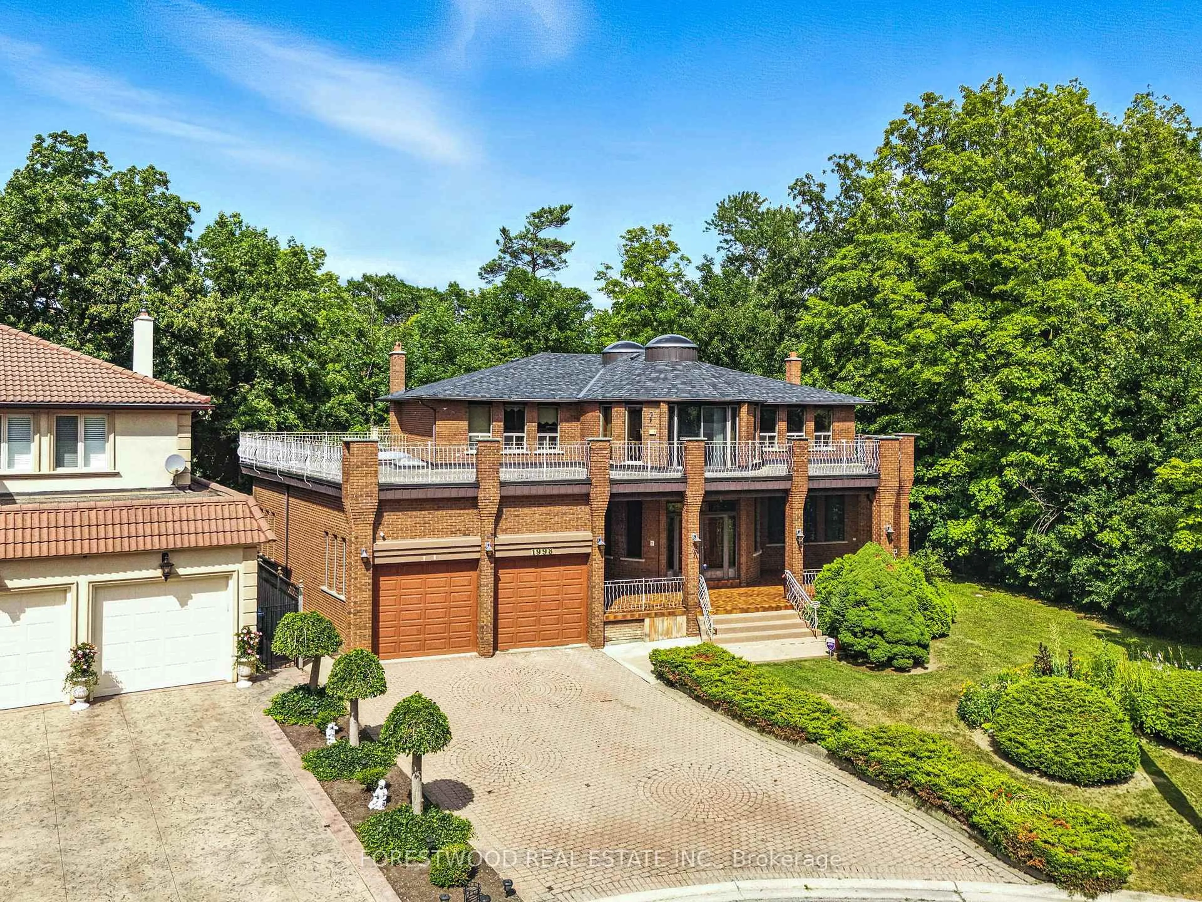 A pic from outside/outdoor area/front of a property/back of a property/a pic from drone, street for 1998 Beechknoll Crt, Mississauga Ontario L4W 3Y7