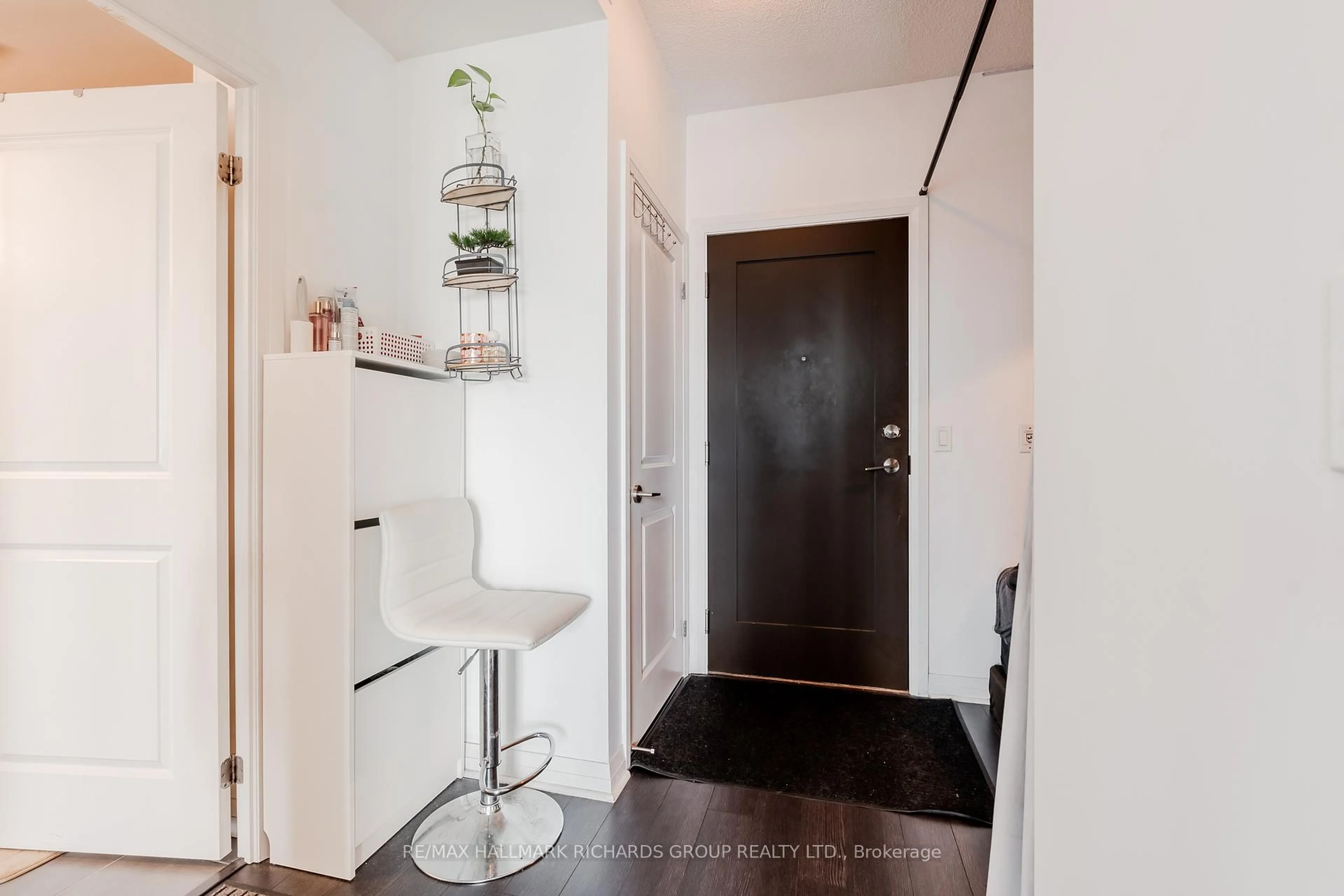 Indoor entryway for 55 Eglinton Ave #708, Mississauga Ontario L5R 3P5