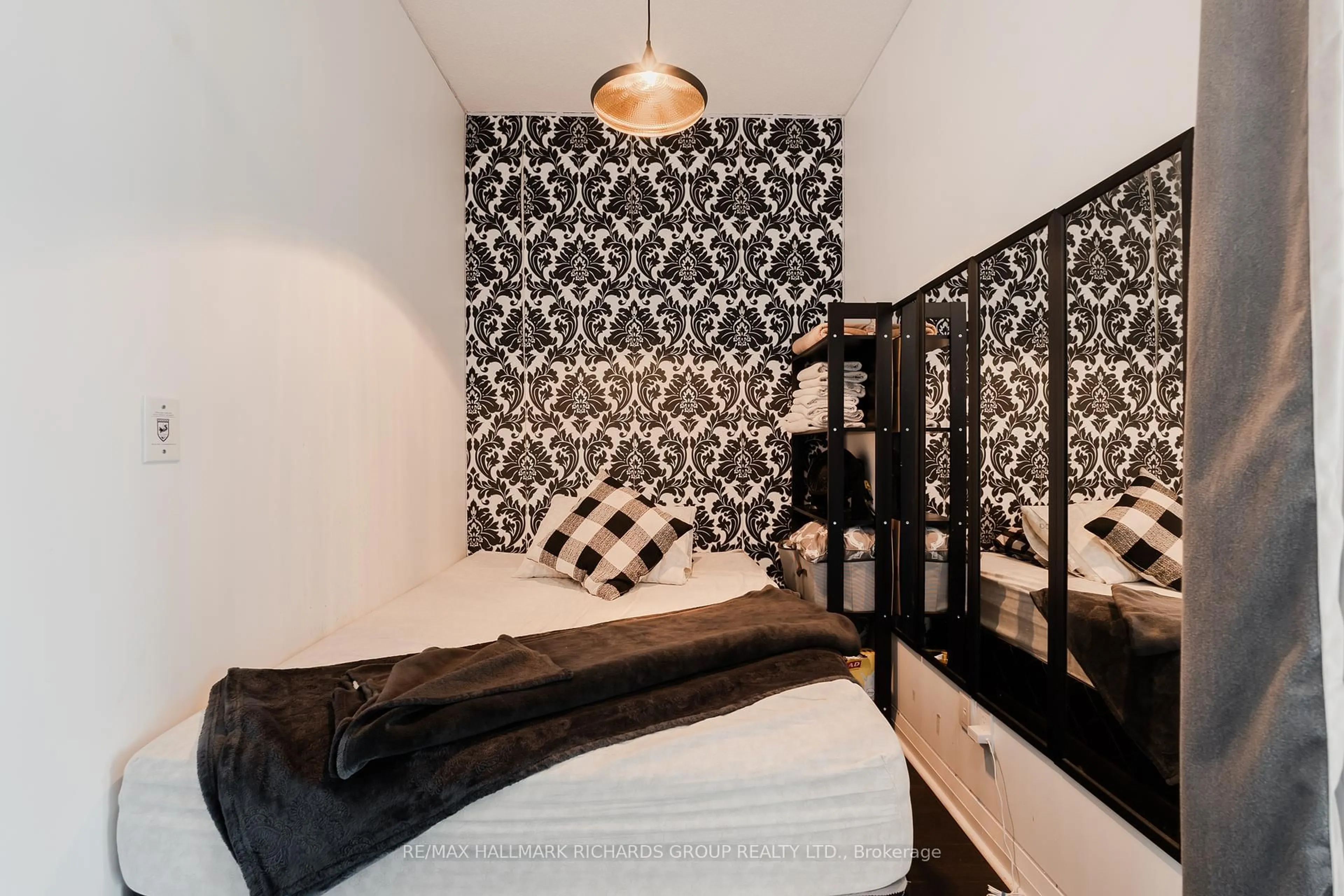 Bedroom with bed, unknown for 55 Eglinton Ave #708, Mississauga Ontario L5R 3P5